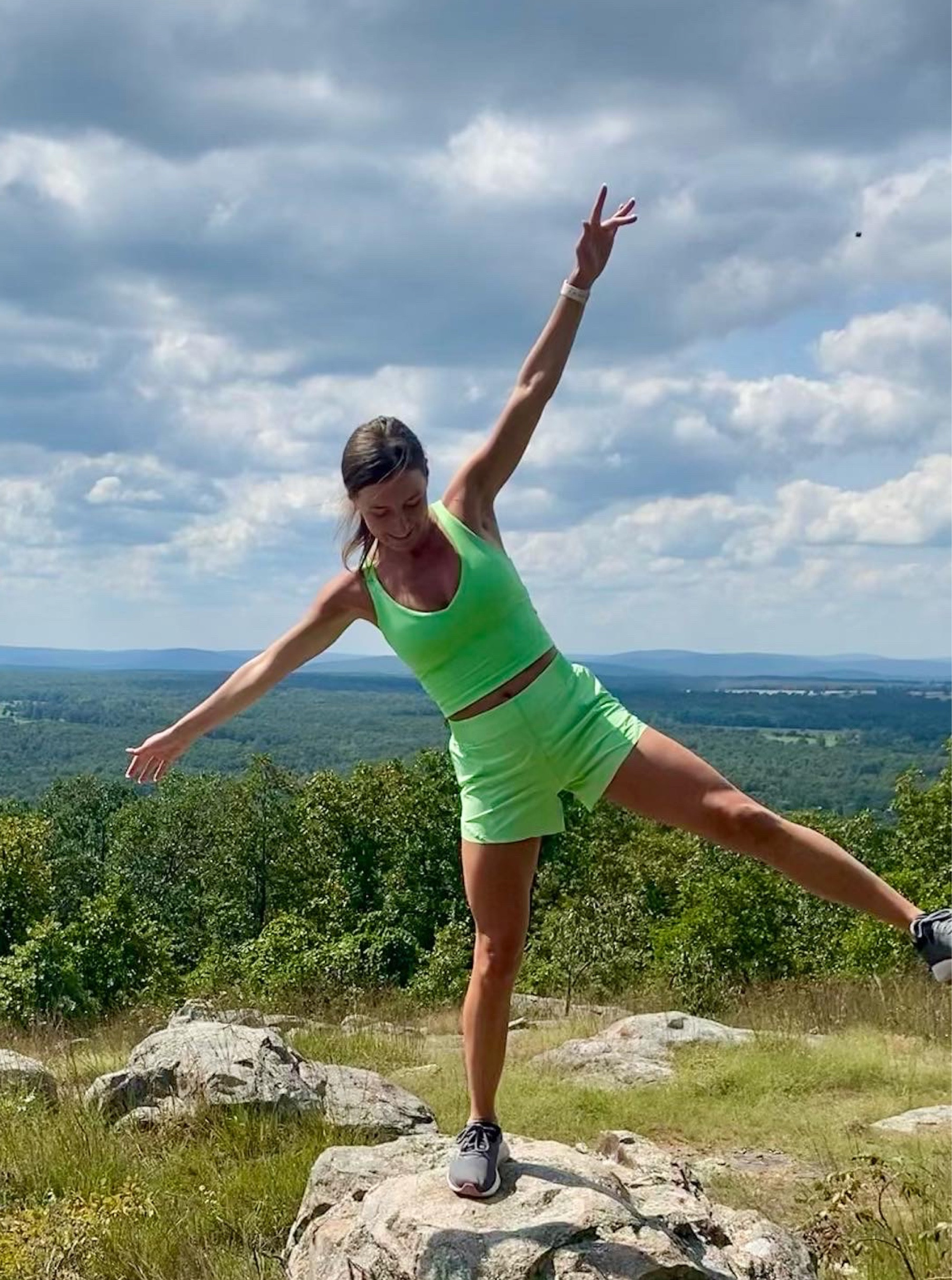 Lululemon 💚 scream green
Size 6 top.
Size 4 shorts. 

Green lululemon outfit.
Scream green.
Hiking.
Running outfit.
Walking outfit.
Running shoes.
Workout.
Active wear.


#LTKfit