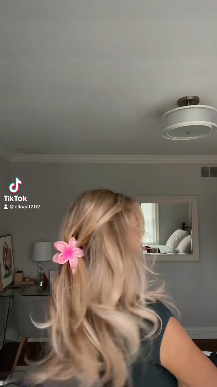 Claw clip made the fit 

#LTKGiftGuide #LTKstyletip