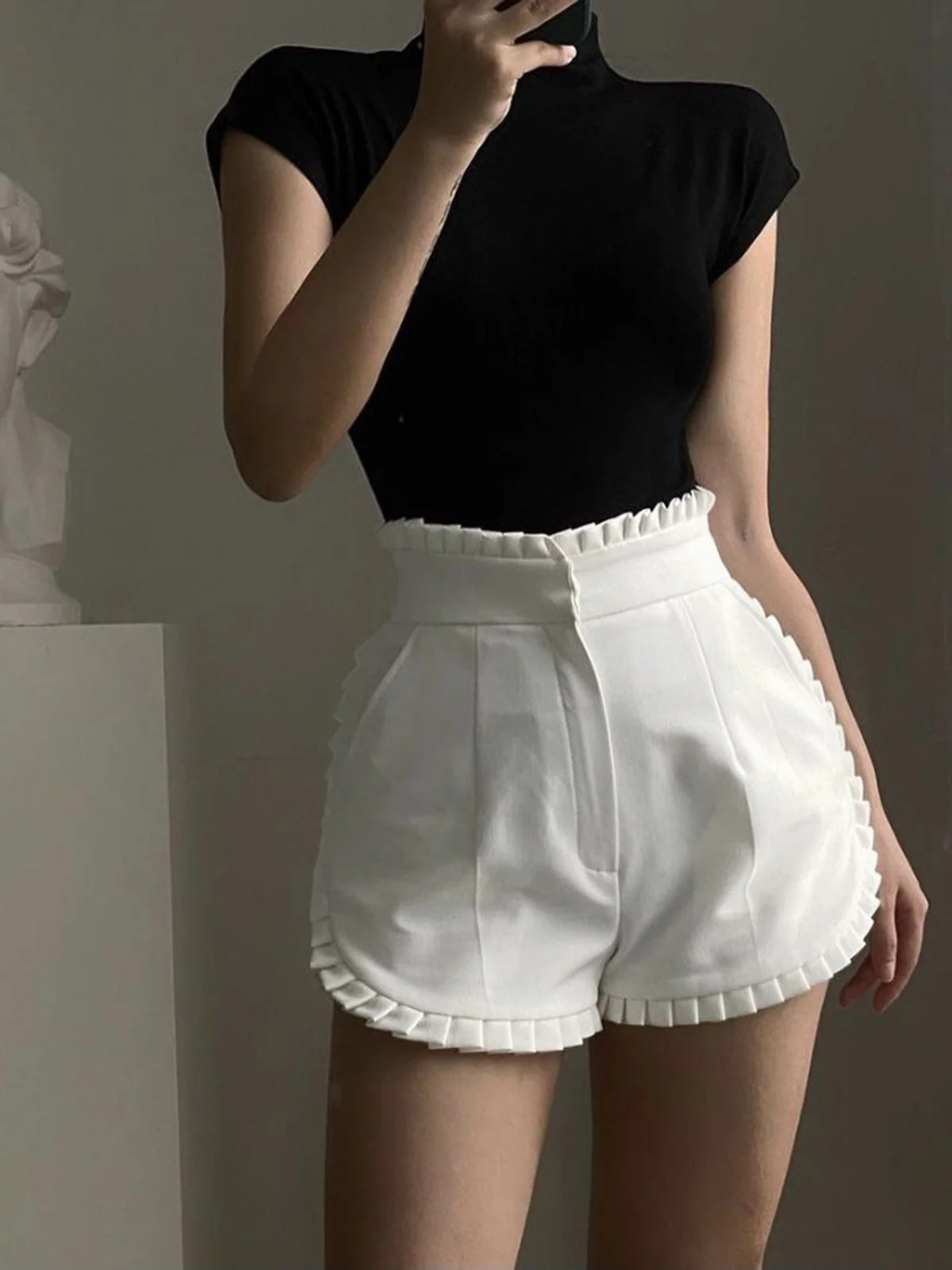 Trim Pleated Shorts | Commense