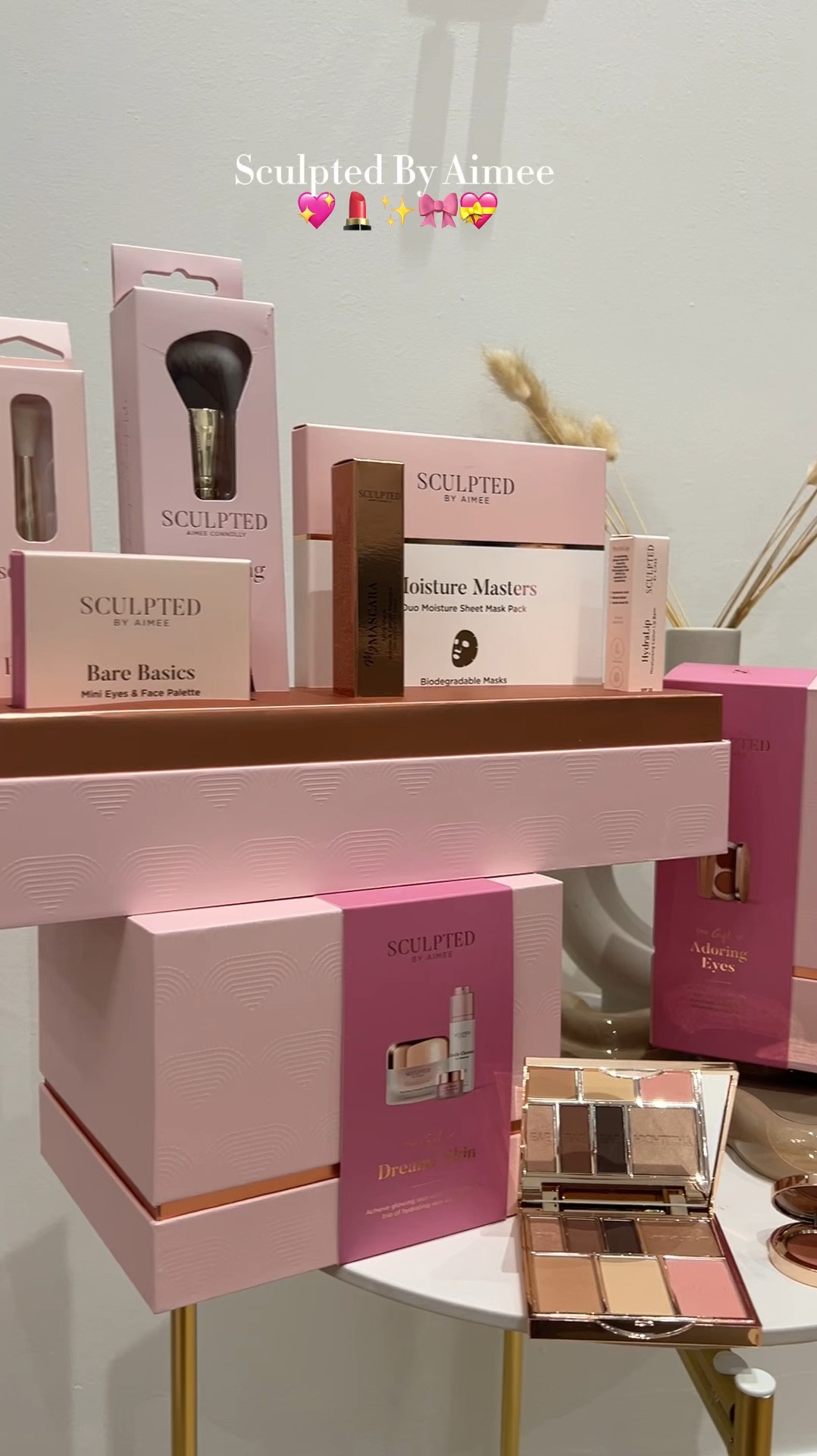 since summer I have loved sculpted by Aimee products - the mascara and the hydratint are two of my holy grails!

these festive gift sets are so worth it and you definitely get your moneys worth!

the big set which is a gift for the full face has 4 full size products include brushes and a 5 in - face palette and mascara all for £45! 



#LTKuk #LTKxSculptedByAimee #LTKbeauty