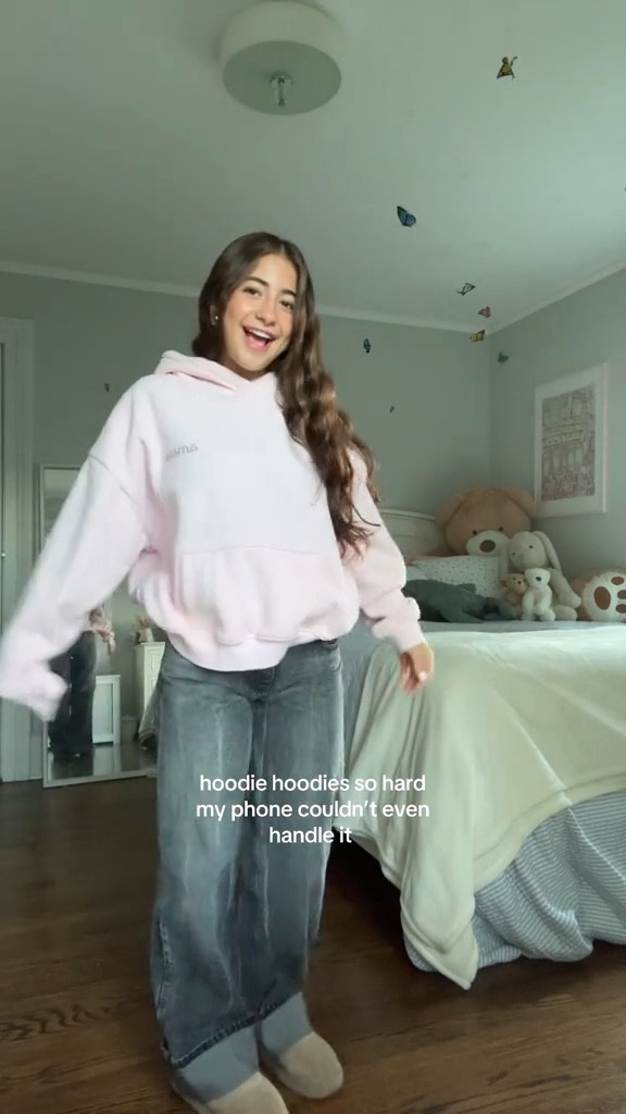 comfy friday outfit💝💝 linking a similar hoodie
jeans: 24
hoodie: small (amaré)


#LTKStyleTip #LTKVideo