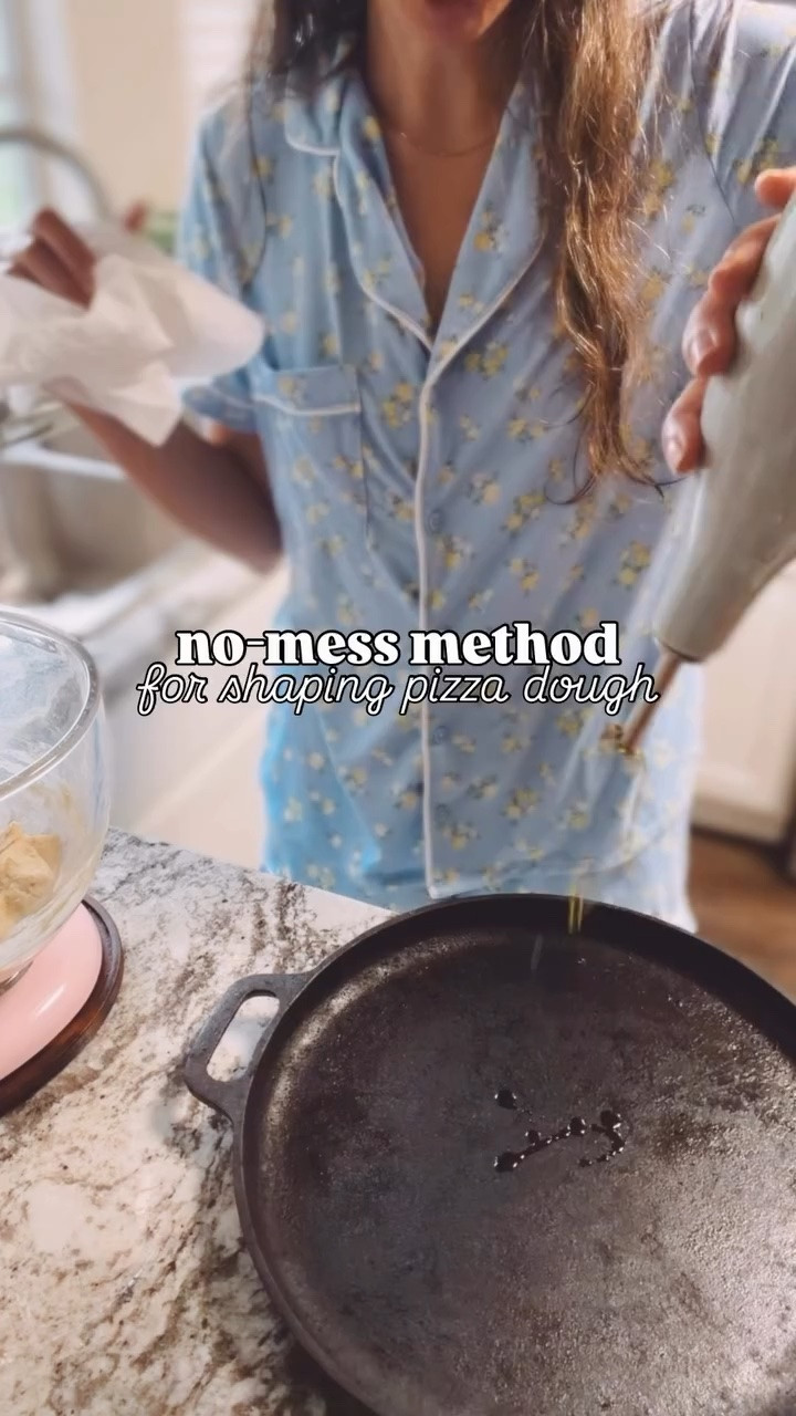 My favorite no-mess method for shaping pizza dough 🤌🏼🍕 #pizza #makingpizza #recipes #pizzagram #pizzamaking