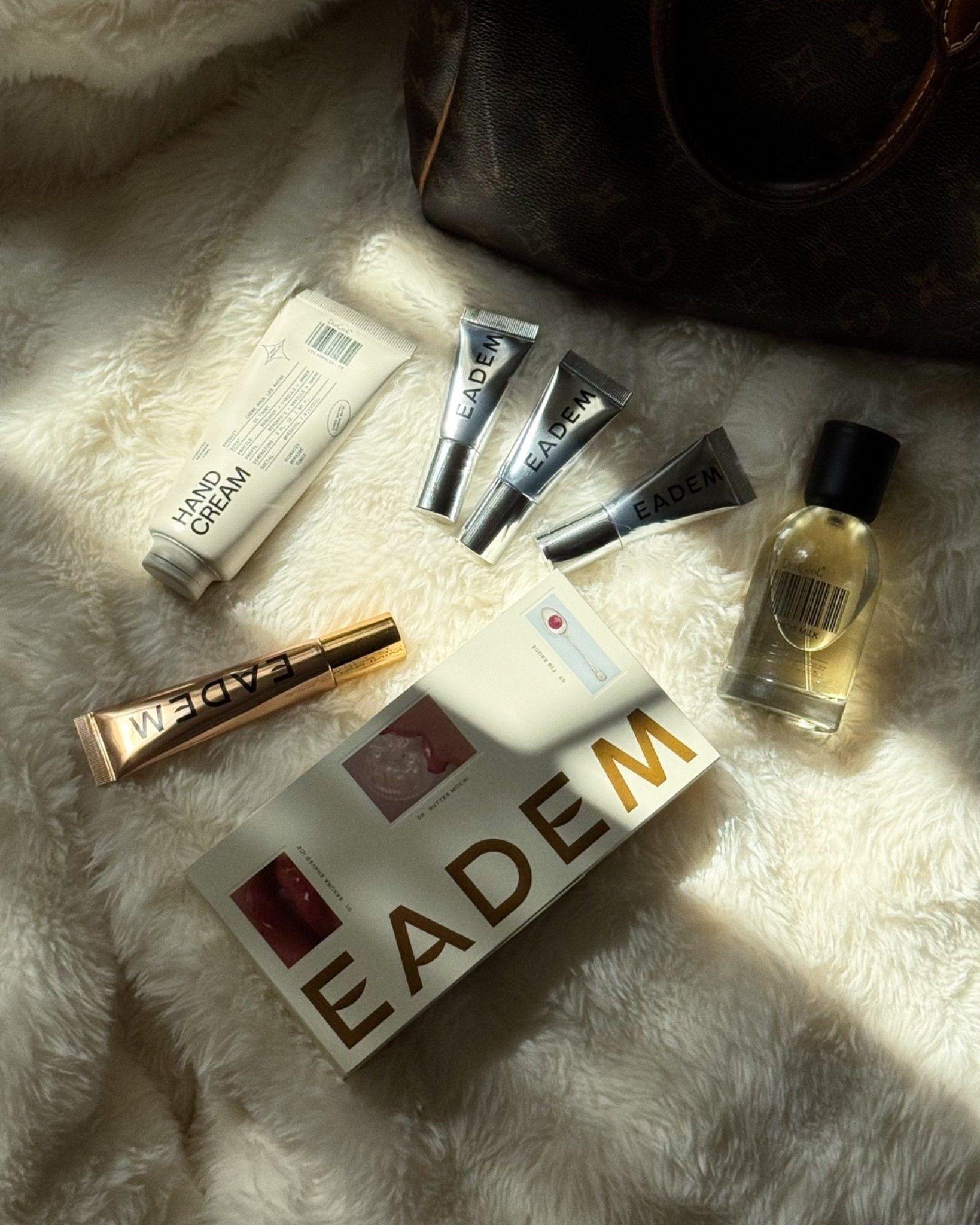 new eadem mini lip balm ✨ these are the best!! so glossy & hydrating 


eadem, eadem lip balm,
Lip balm