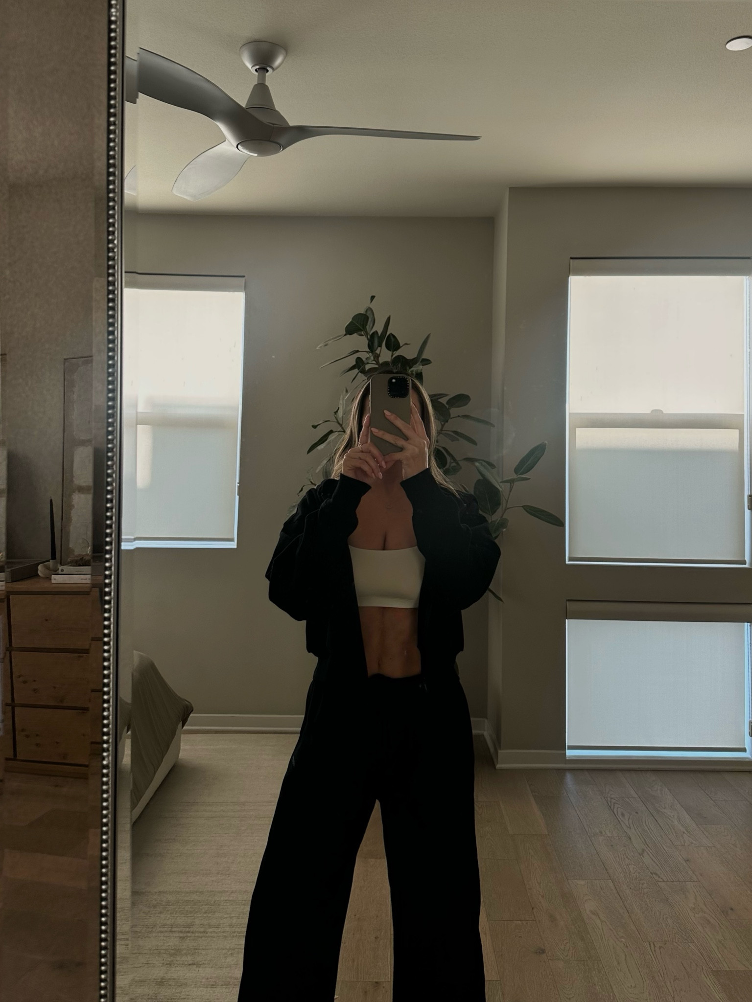 Black sweats with zip hoodie 🖤
Both size small 