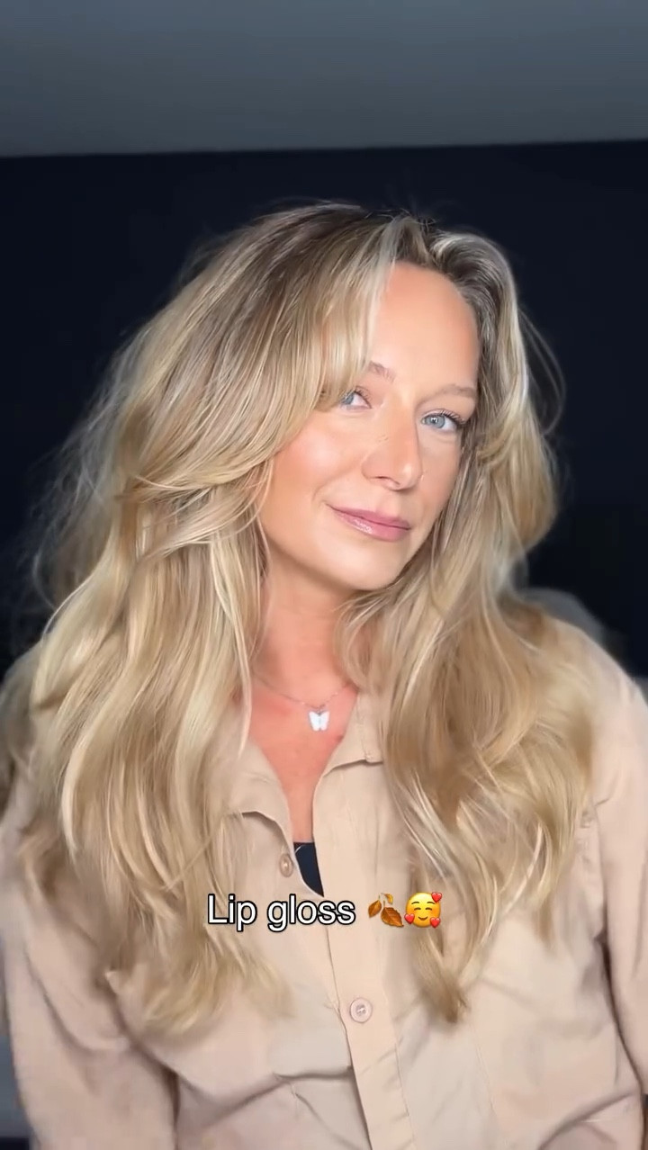 What is your all-time favorite lip combo? 

This has been my favorite since last year. It’s @sephora Sink or Suede (soft suede) liner + @elfcosmetics Glow Reviver lip oil in Jam Session.

#lipcombo #neutralshades #neutrallipstick #lipgloss #lipglossaddict #curlygirls #makeup