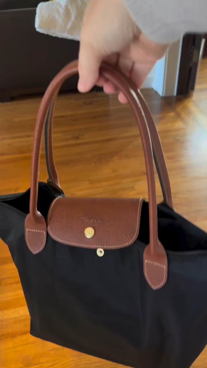 Another flawless look-for-less. If you’re a fan of the Longchamp Le Pliage, you’ll love this designer-inspired version for a fraction of the retail price. #lookforless #designerbag