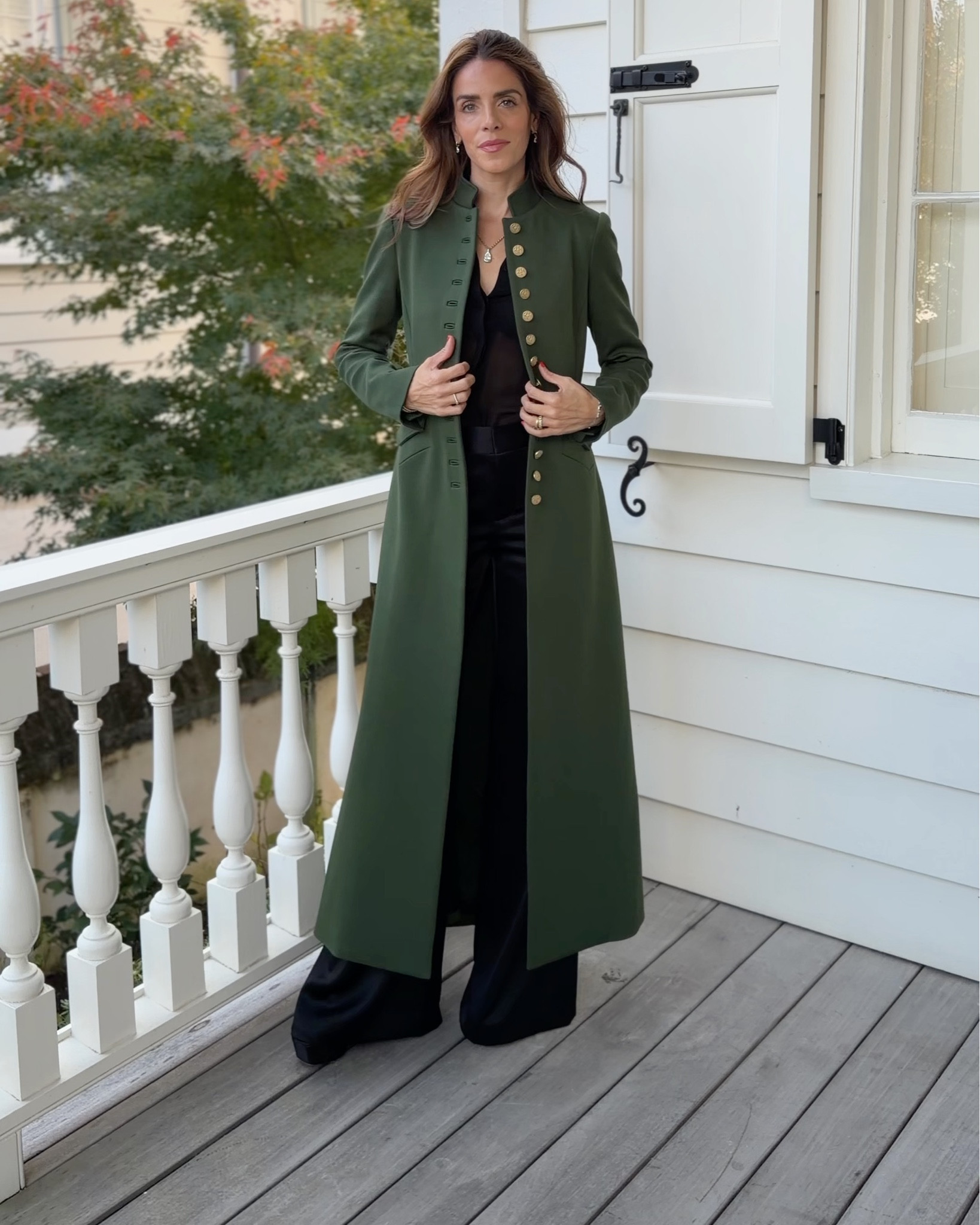 Holiday from head to toe in Alice and Olivia. Loving this mix of sharp black staples and that gorgeous green. #Ad @aliceandolivia 
