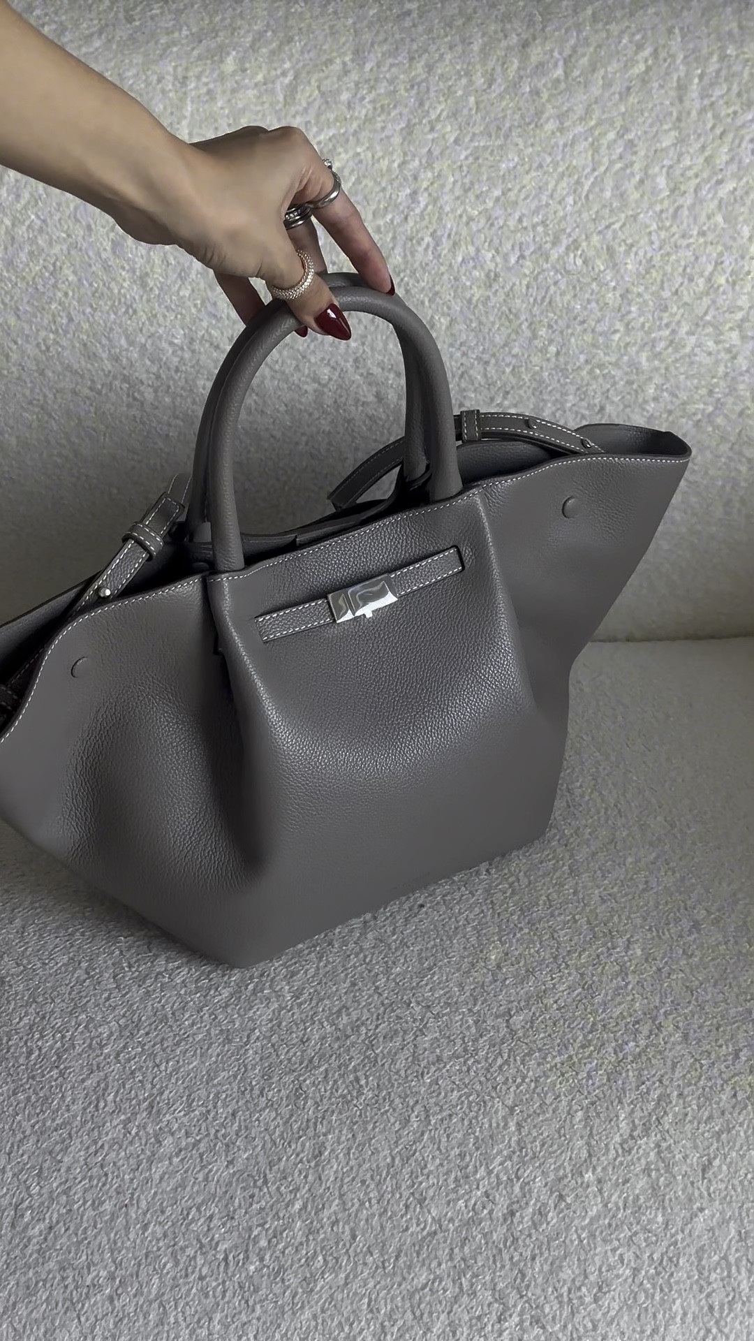 My new grey daily bag i didnt know i needed 🩶 #demellier

#LTKItBag #LTKGiftGuide #LTKStyleTip