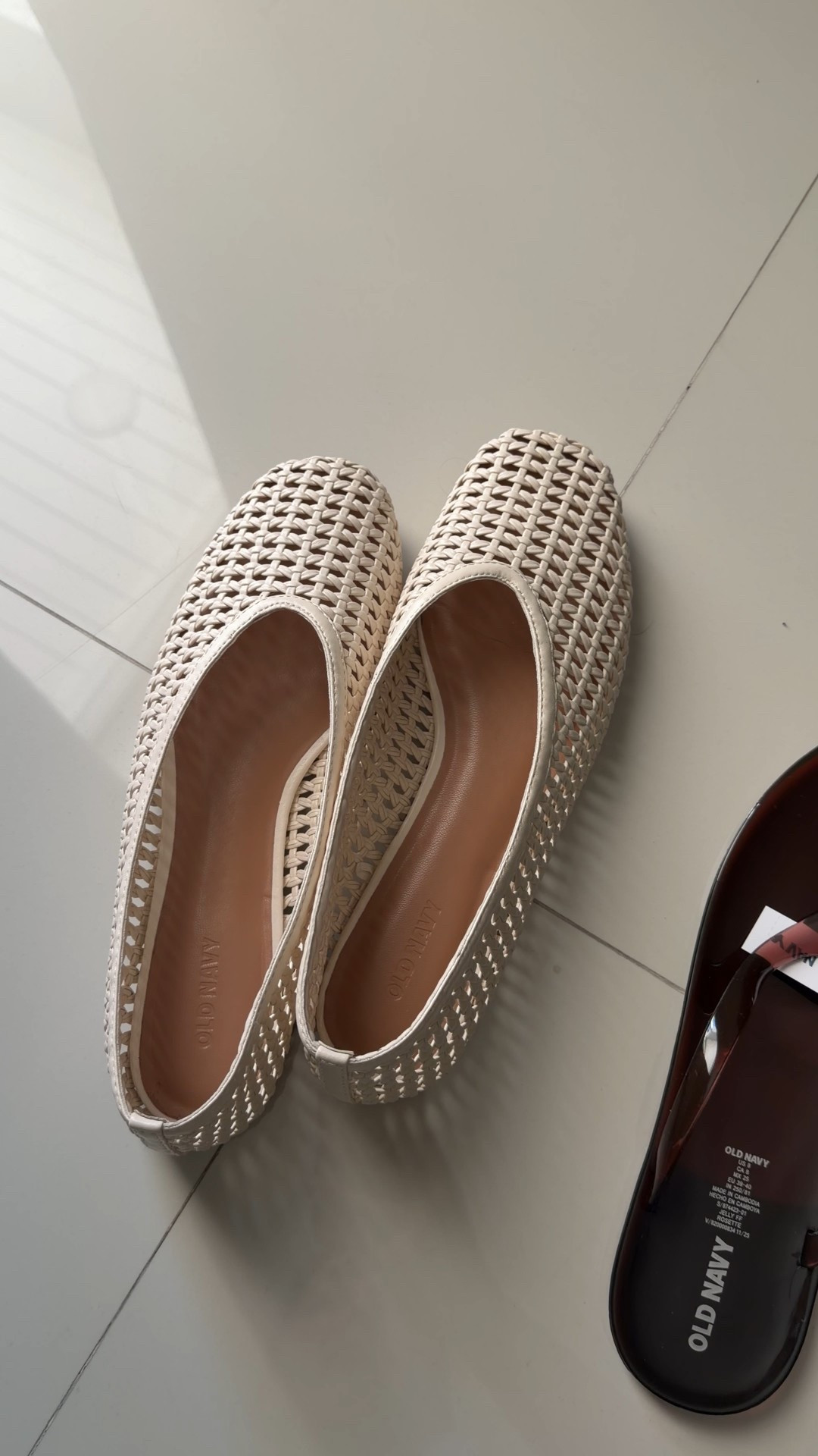 These are the kind of shoes you can just throw on with jeans, dresses, or errands outfits and go ✨

The flats are an 8 1/2 and I feel they are a little loose but not sure if the 8 would’ve been too tight. The jelly sandals are size 8 and fit true to size. They aren’t available in half sizes  

#oldnavy #springshoes #flats #sandals #oldnavystyle #affordablefashion
#springstylefinds