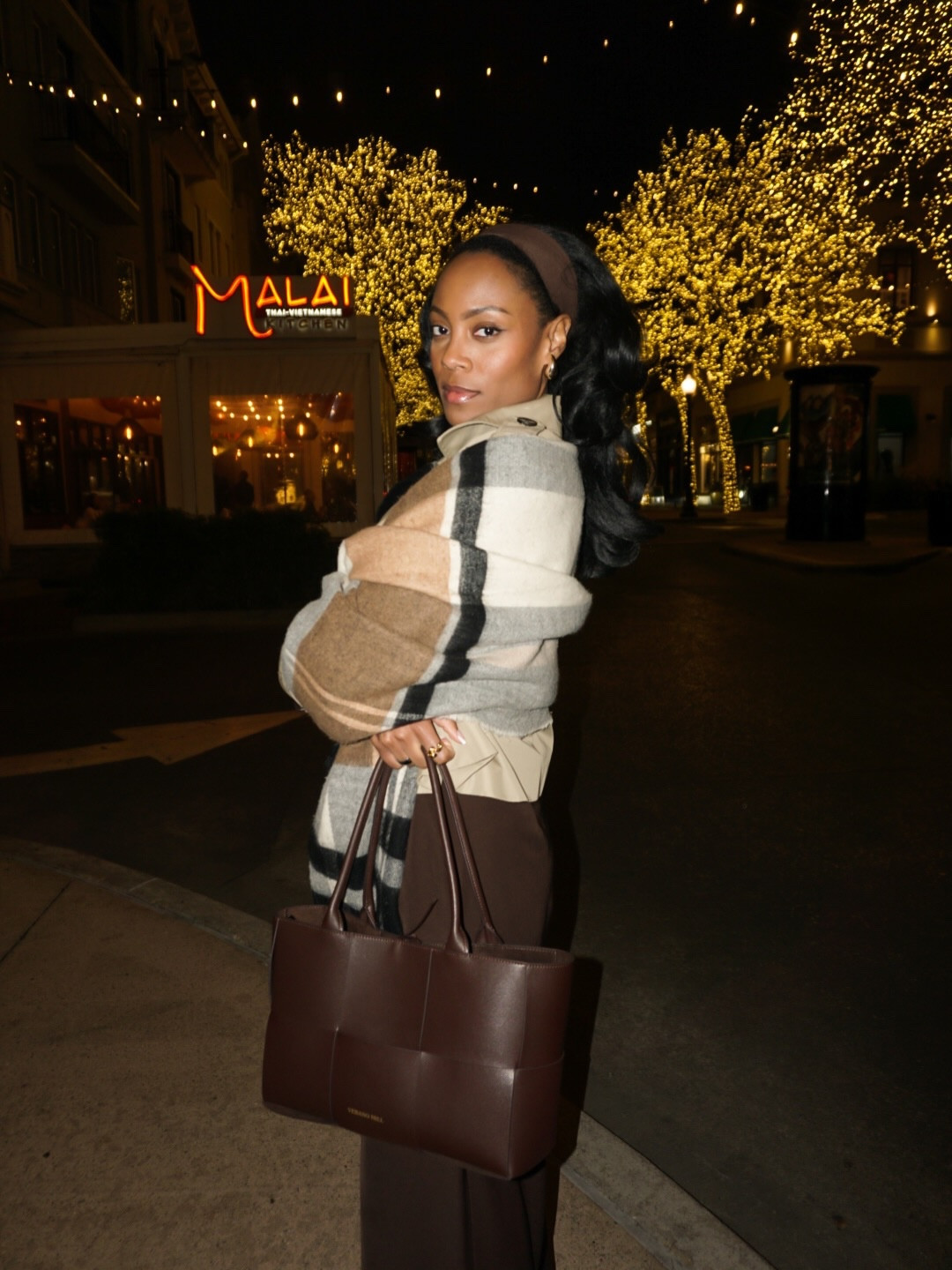 I must remind you: Everything wasn’t meant to be causal…and that’s okay. 🤎

I wore a cutesy mocha fit for the @dsoyp Bach & Beer event because this is the color of the moment✨😍

Top @ta3 
Pants @ta3 
Bag @verano_hill 
Jacket @hm 
Scarf @zara 
Heels @jeffreycampbell 

#dallascontentcreator #dallasfashion #dallasstyle #dallasinfluencer #ootn