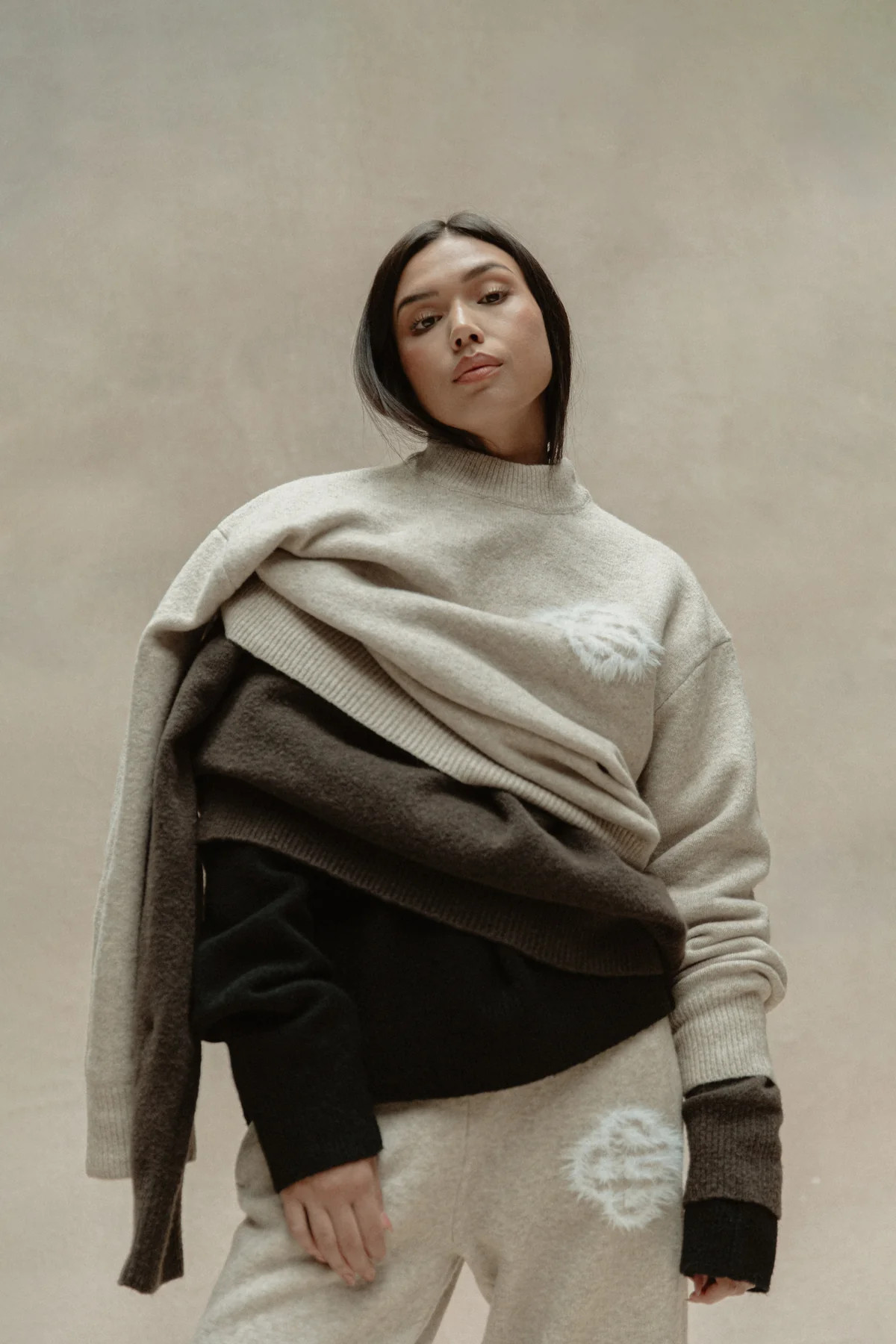 FLUFFY EMBLEM KNITTED CREW - BEIGE | The Couture Club