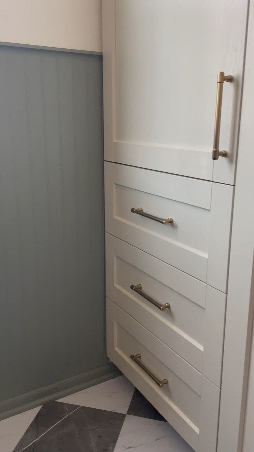 ✨LAUNDRY BEADBOARD REVEAL✨

Okay, okay so maybe I’ve officially showed it in some other reels, but I haven’t shown you the full scope of the room yet!

We have been making plans for our laundry surround and we to replace the light fixture, which I have picked out and need to order, and then I want to add a bamboo shade in here to help warm up the space and give some privacy. It’s coming together slowly but surely and I’m loving it!
.
.
.
.
.
.
#homestylinginspo #laundryroom #laundryroommakeover #laundryroominspo #diylaundryroom #transitionalhome #swcolorlove #beadboard #greenpaint

#LTKHome