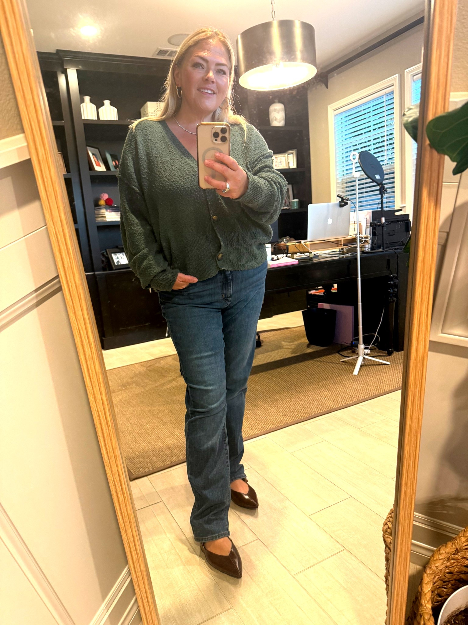 OOTD a while ago but still cute and worth posting.  Loving these jeans and I can’t believe the price and from Amazon 
#ootd
#amazonfind
#jeans
#cardigan
#flats
#freepeople 
#targetfinds 


#LTKmomlife #LTKootd #LTKMidsize
