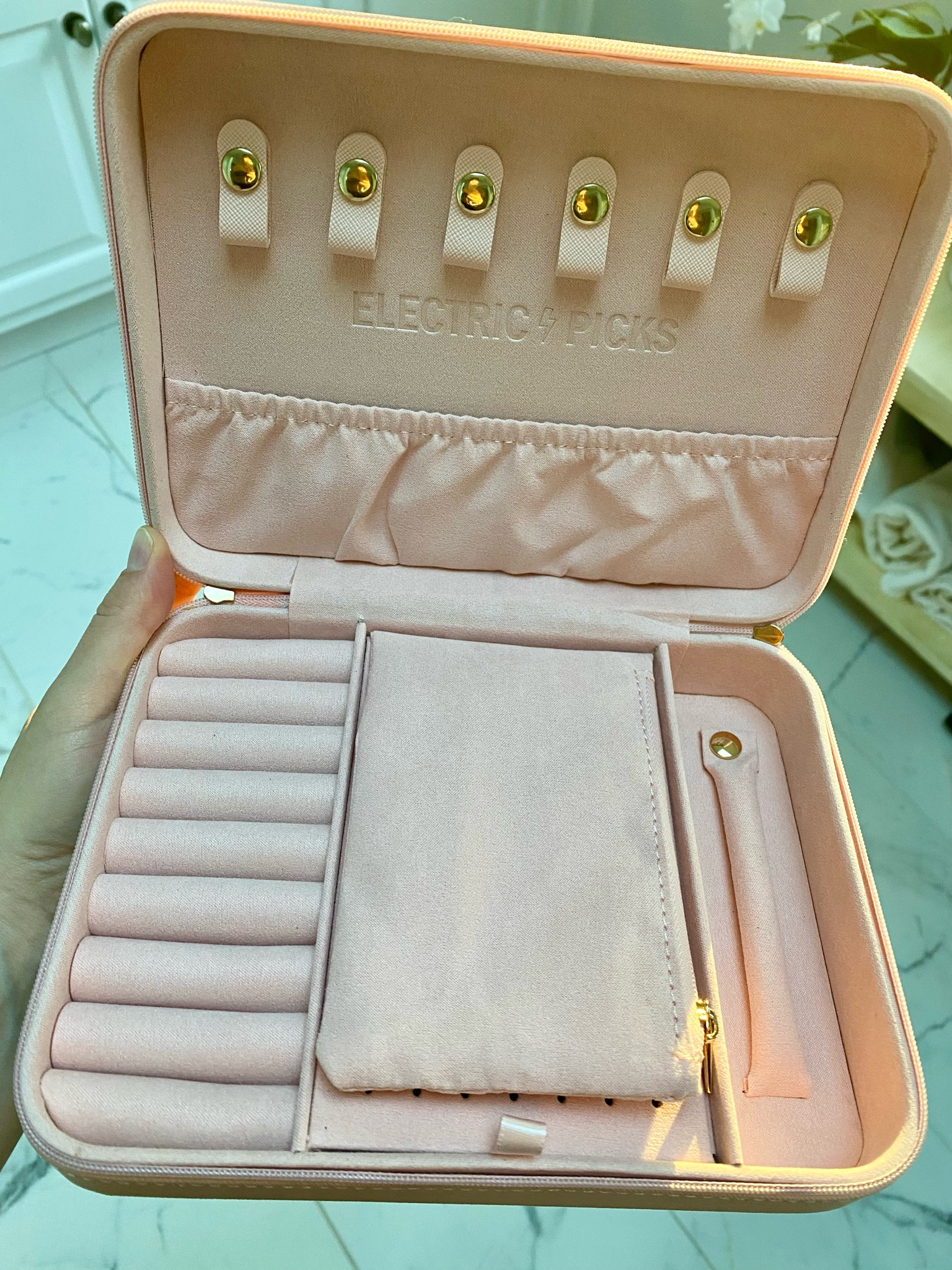 Electric Picks ⚡️

The Perfect Jewelry Box

Keep your jewels safe in style with this jewelry box. Featuring a luxurious gold zipper, this box adds a touch of elegance to your space. Safely store your favorite jewelry or small keepsakes and add a playful pop of color to your room. Also great for traveling. 
8 x 6 x 2.25 in



#LTKHome #LTKFindsUnder50 #LTKTravel