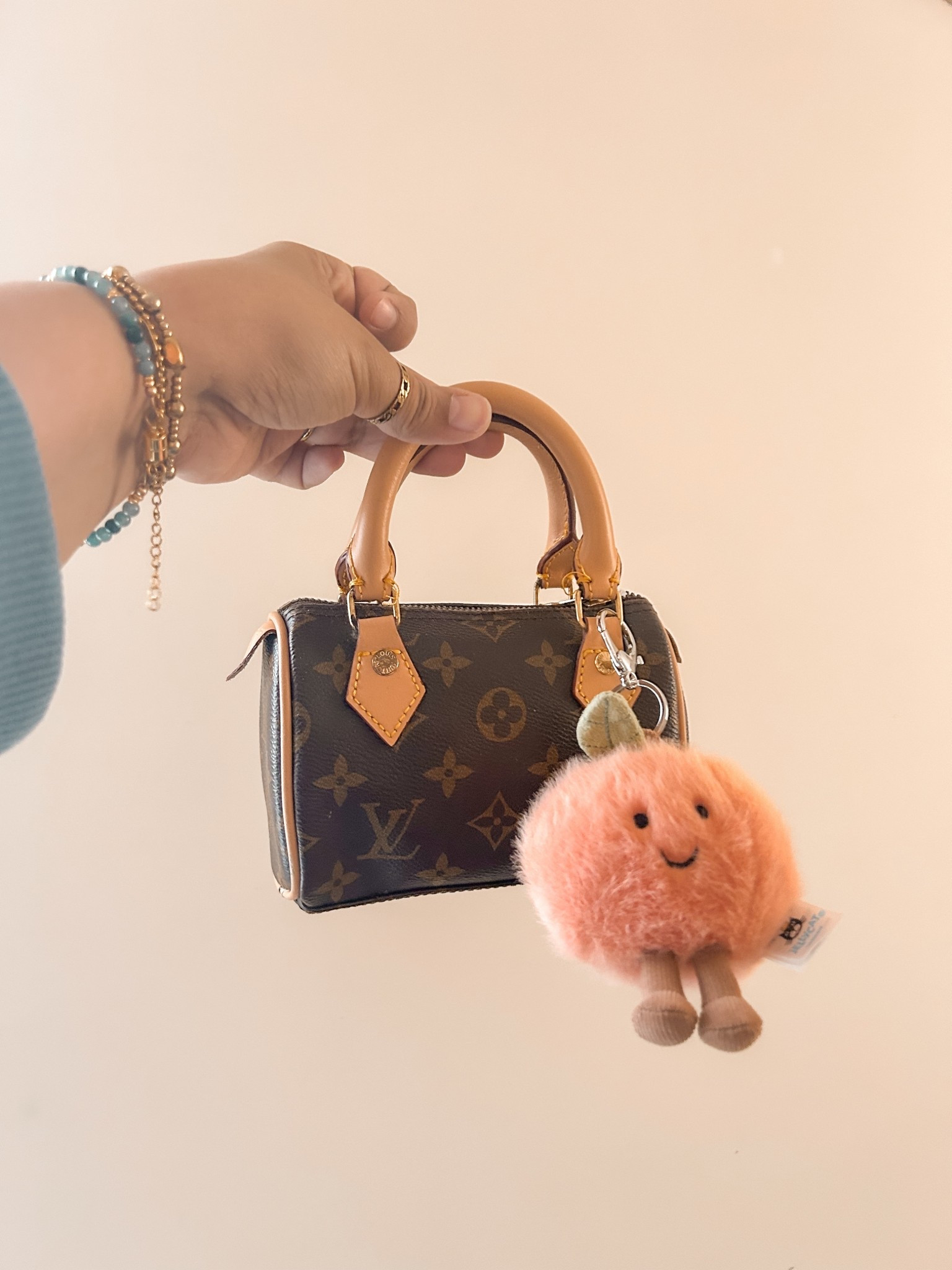 The purse + Jellycat keychain combo you didn’t know you needed 👜
Turning a simple bag into a whole personality moment. Shop the links on my LTK.

comfy outfits, comfy style, everyday style, everyday outfit, DHgate finds, DHgate purses, DHgate bags, mini speedy, nano speedy, Louis Vuitton, LV speedy 

#LTKitbag #LTKstyletip
