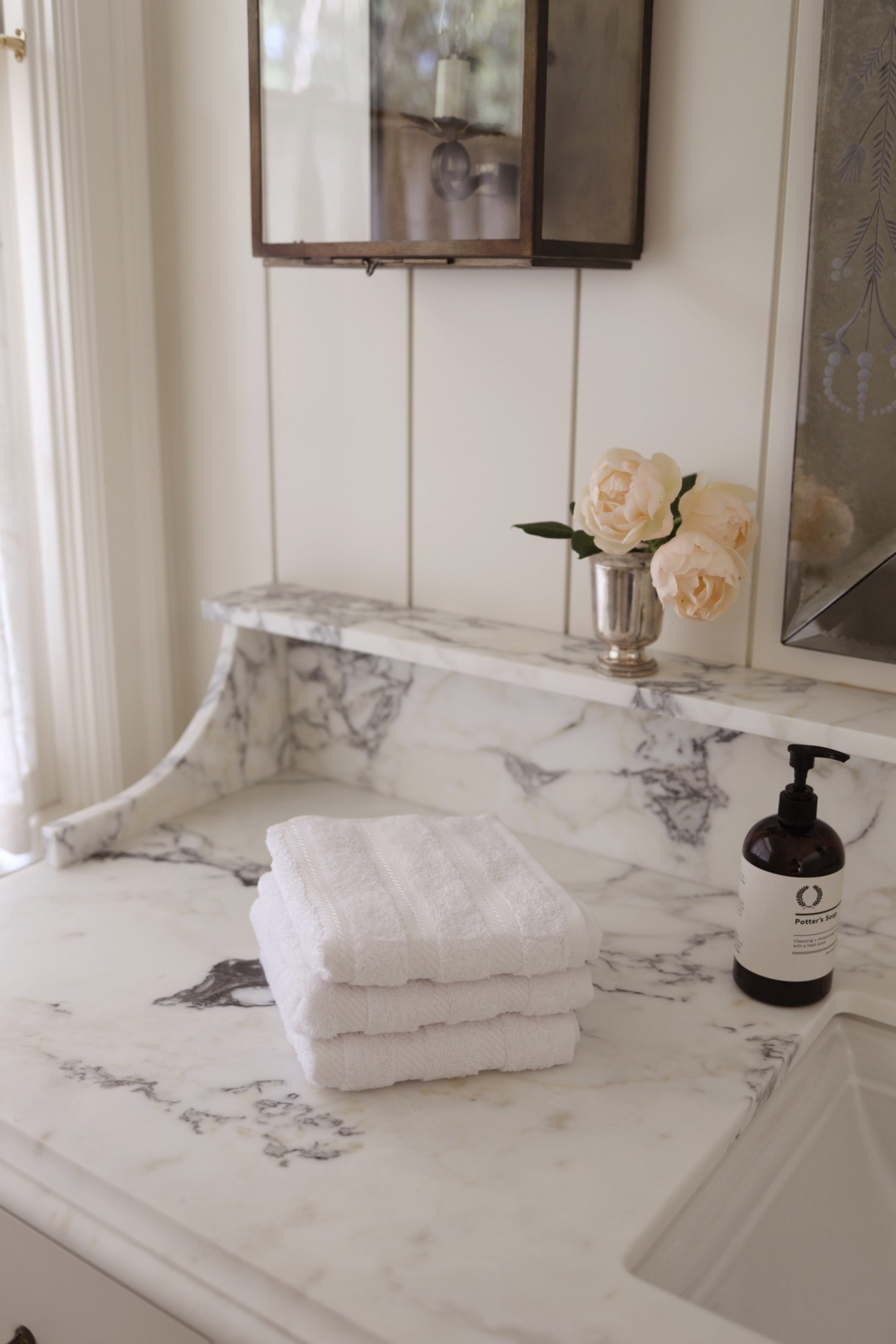 Nothing like some new fresh hand towels to compliment one my favourite updated spaces, the Powder-room! In addition to other must haves I picked up at @wayfaircanada #ad #wayfaircanada #WayfairCAHome