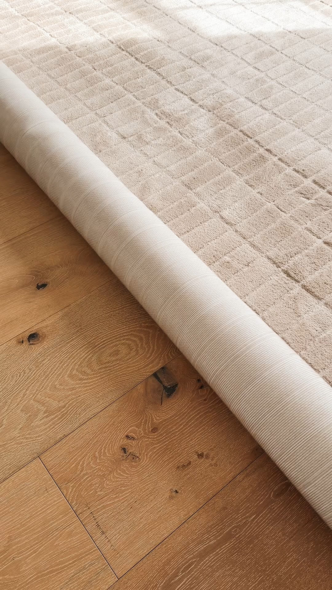 Taking advantage of The Home Depot sale to refresh my living room. How gorgeous is this rug and mirror? From now through 2/18, get up to 30% off select furniture, rugs, & decor + extra 10% with the promo code “PRESIDENTS26” on homedepot.com! @HomeDepot #TheHomeDepot #TheHomeDepotPartner #HomeDepotDecor 