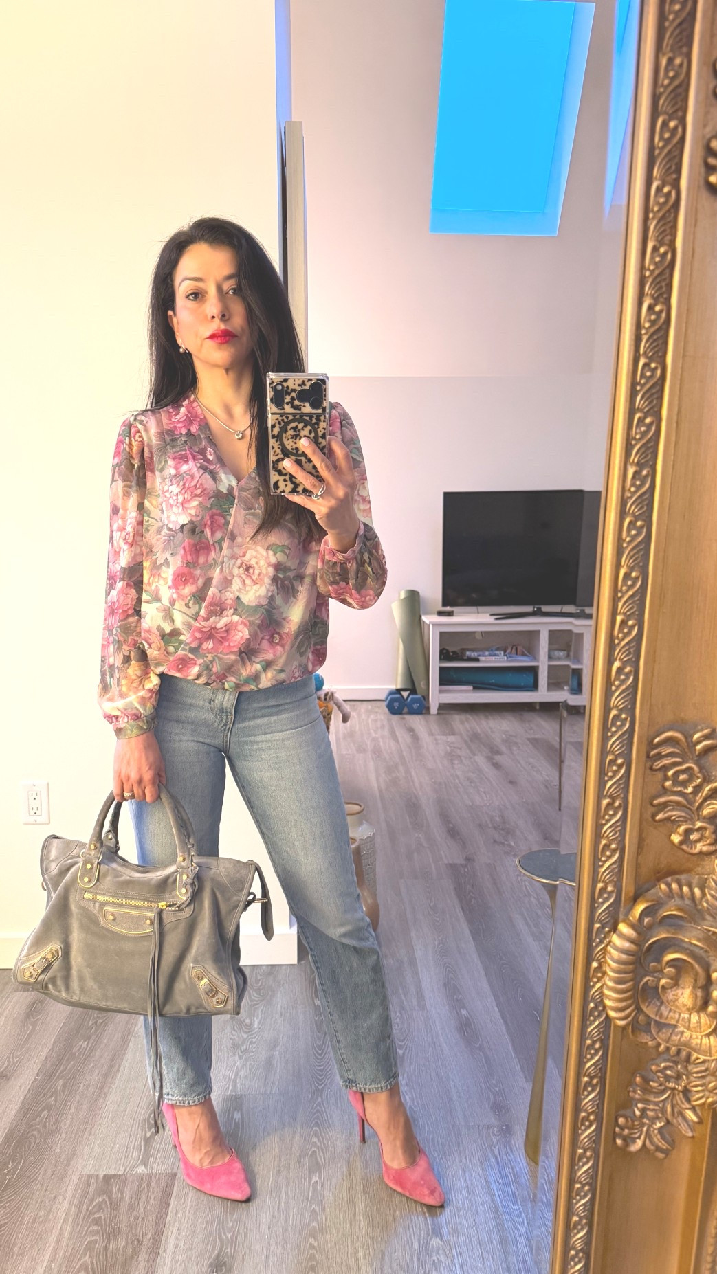 Perfect Friday date night outfit - Floral top with slim fit jeans, pink heels and one of my favorite bags😍 Pretty spring outfit but still comfortable to move around in!
Linked  to all same pieces of my look and some super cute options for my sold out top