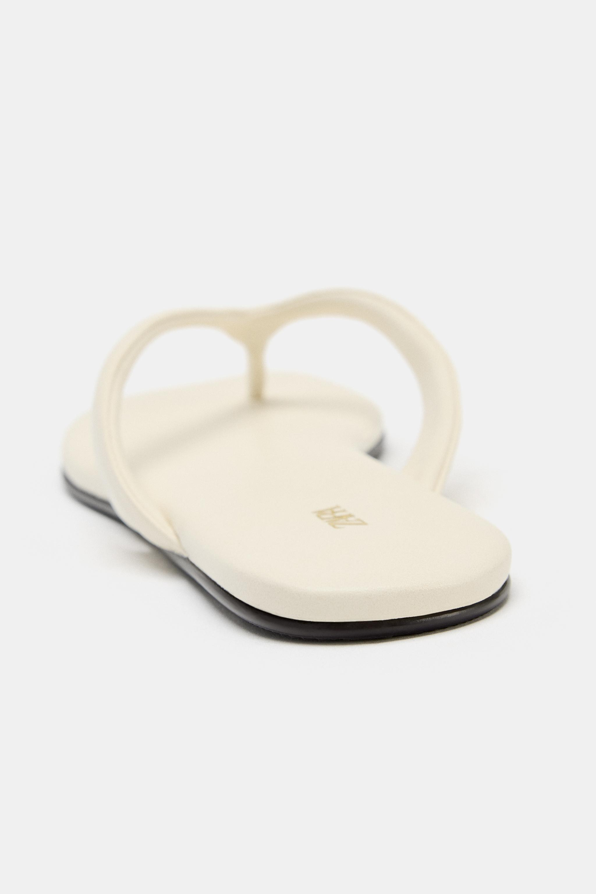 Flat sandals. Front strap with toe loop. Flat sole. Round toe.Sole height: 0.4 inches (1 cm) | Zara US