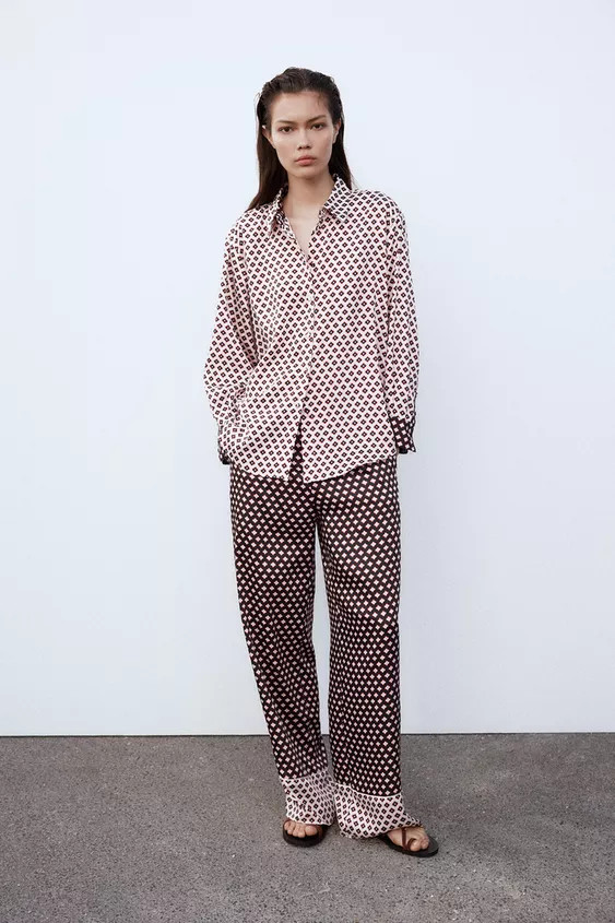 Flowing collared shirt with long sleeves. Featuring side vents at the hem and front fastening wit... | Zara UK
