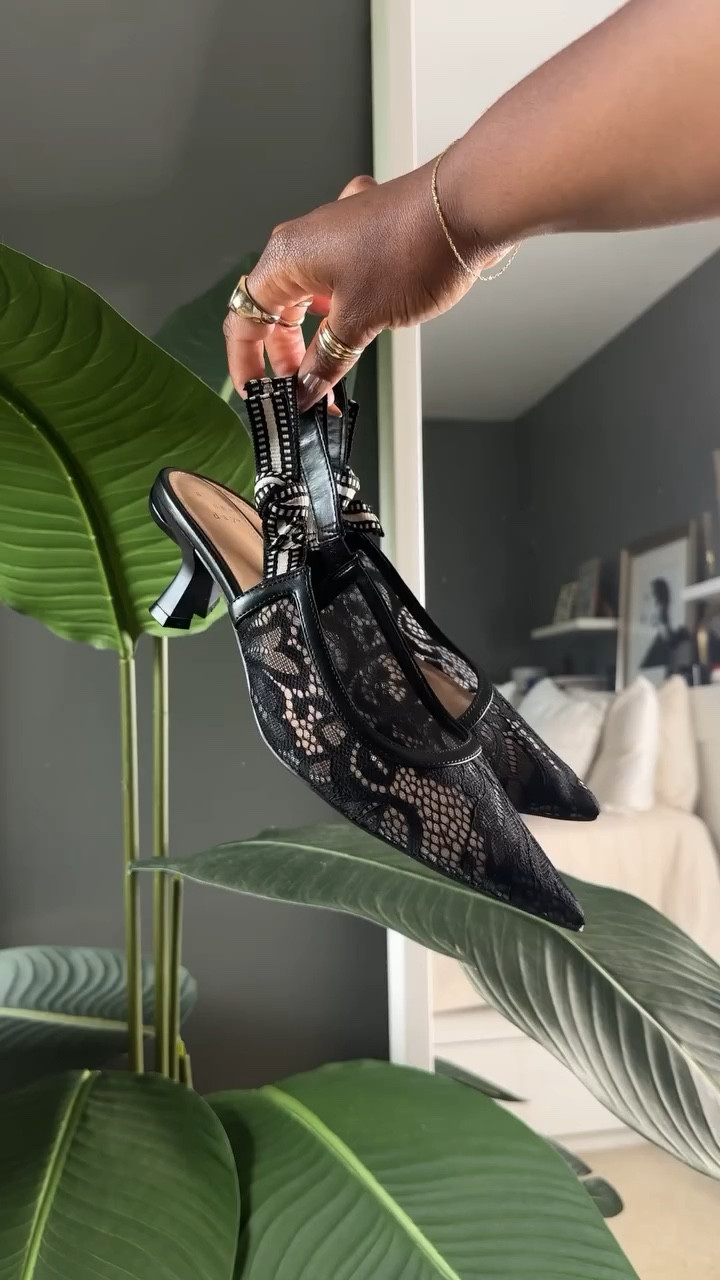 The most gorgeous slingbacks kitten heels from @target @targetstyle 🖤✨

One thing about me I’m comfort over everything! I’ll grab a sneaker over anything but some looks truly require a nice heel every now and then to take it up a couple notches. 

The design and classic elements of these are amazingggg 
I’m happy kitten heels are back in, just in time for the fall. These are perfect to pair with a wide long pants and  with memory foam insoles the comfort department will be there all day and night 

#targetstyle #targetfinds #kittenheels #targetfashion #fashion