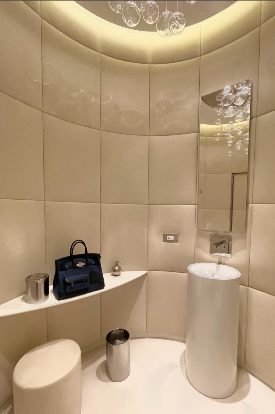 A luxurious unique space with stunning simplicity 

#chrisapappas #luxurybathrom #bathroominspo #bathroomdesign #homeonspiration #bathroomgoals #homeremodel #stunningspaces 