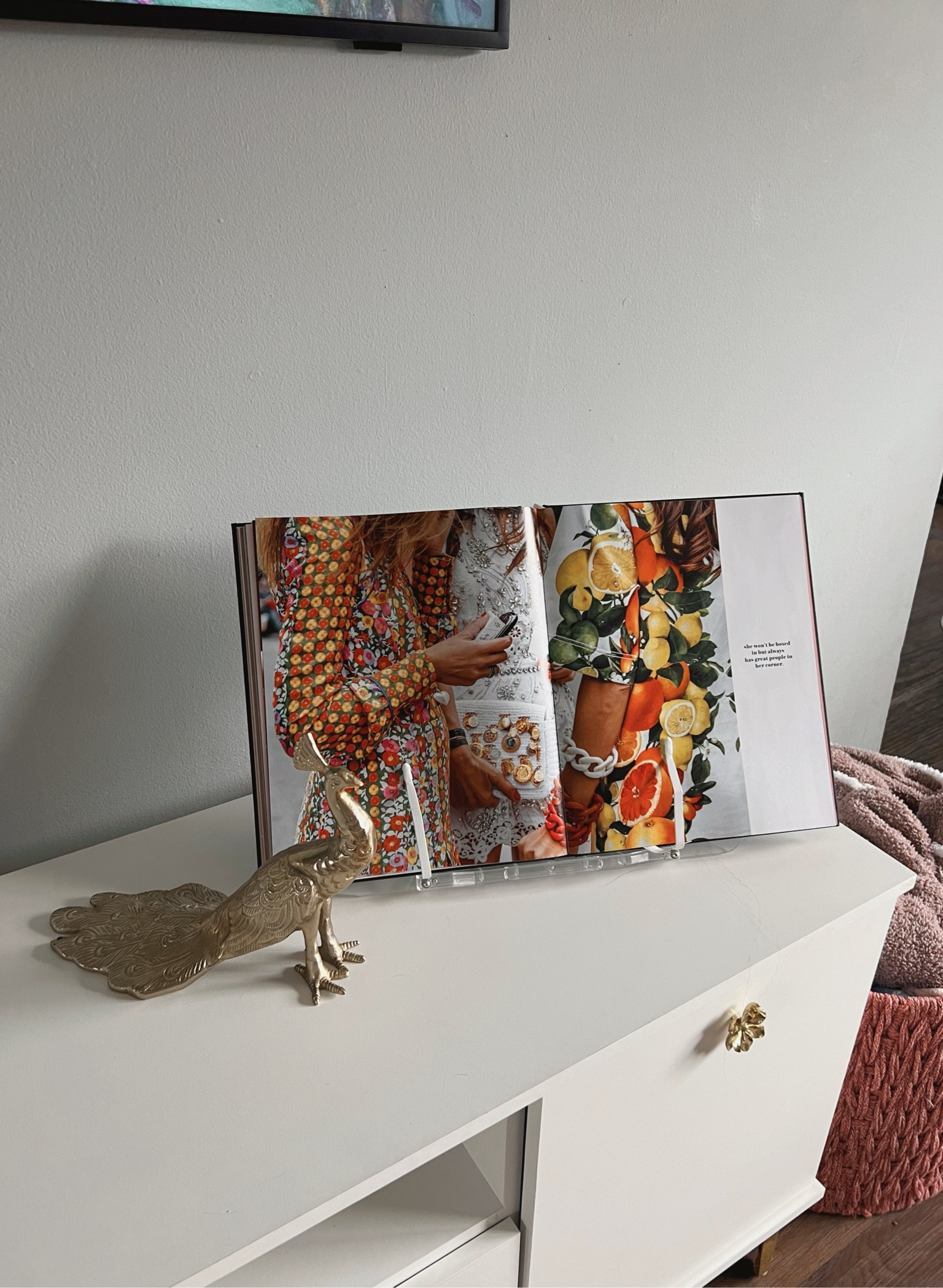 acrylic coffee table book stand 💗
I wanted something to be able to display my coffee table books and this one is perfect! I really like that it was the page holders so the book doesn’t crease/fold weird over time

(related search: apartment decor, apartment style, coffee table book, colorful decor, colorful design)



#LTKfindsunder100 #LTKhome #LTKfindsunder50