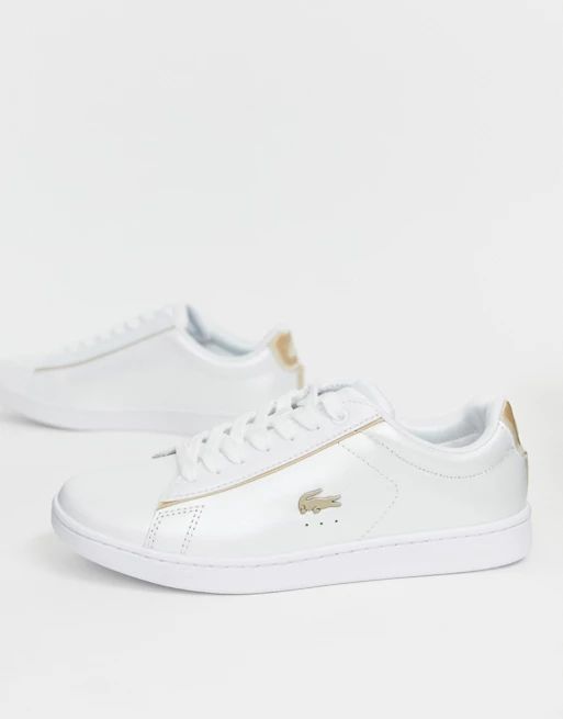 Lacoste – Carnaby Evo 118 – Weiße Sneaker mit goldfarbener Verzierung | ASOS DE