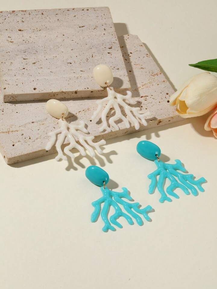 1pair Fashionable C-Shaped Resin Earrings With Hollow Coral Design | SHEIN