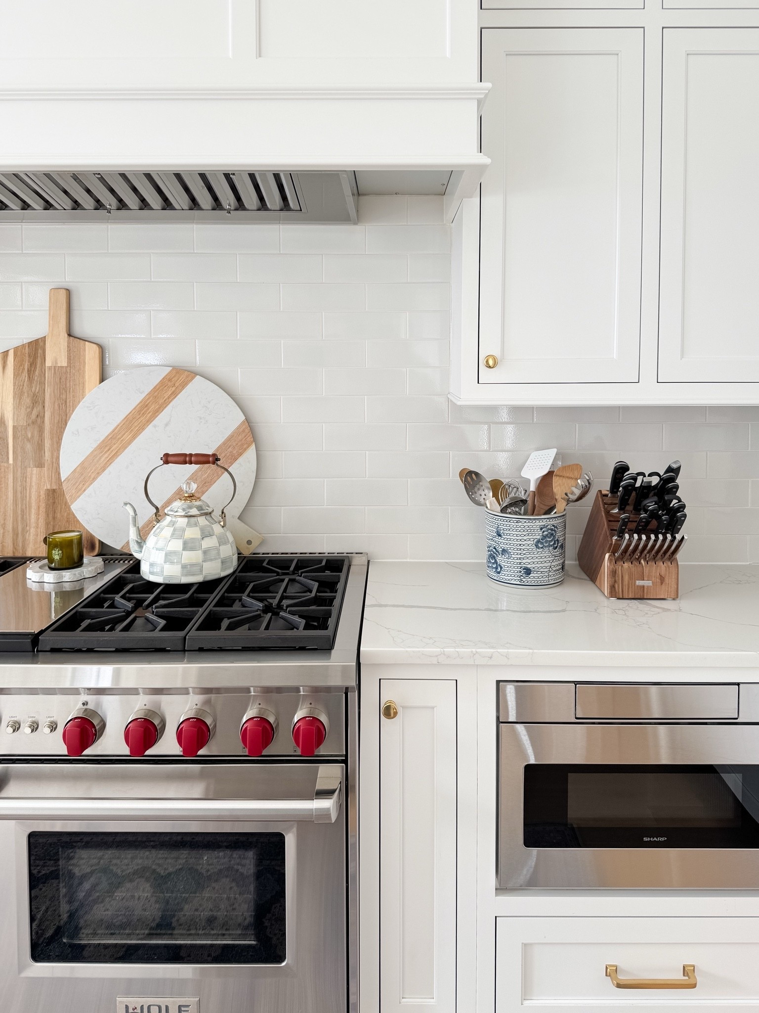 A few of my favorite kitchen pieces that make everyday living feel a little more beautiful. 🤍 A mix of timeless essentials, natural textures, and functional finds that earn their place on the countertop. I love pieces that are practical enough for daily use but pretty enough to leave out — creating that warm, collected, lived-in kitchen feel. Sharing all my favorites below!