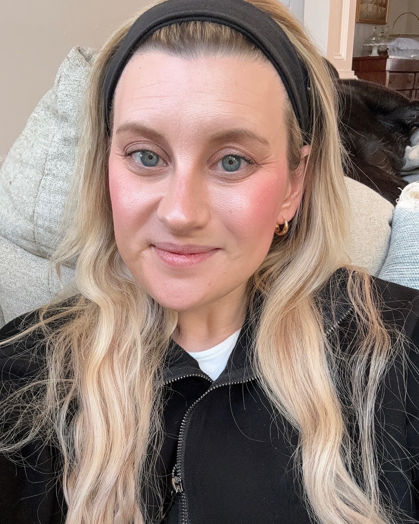 Fresh off the plane✈️ and straight into errand mode! Just threw on this quick and easy makeup look before tackling my to-do list—because Paris is only 4 days away!