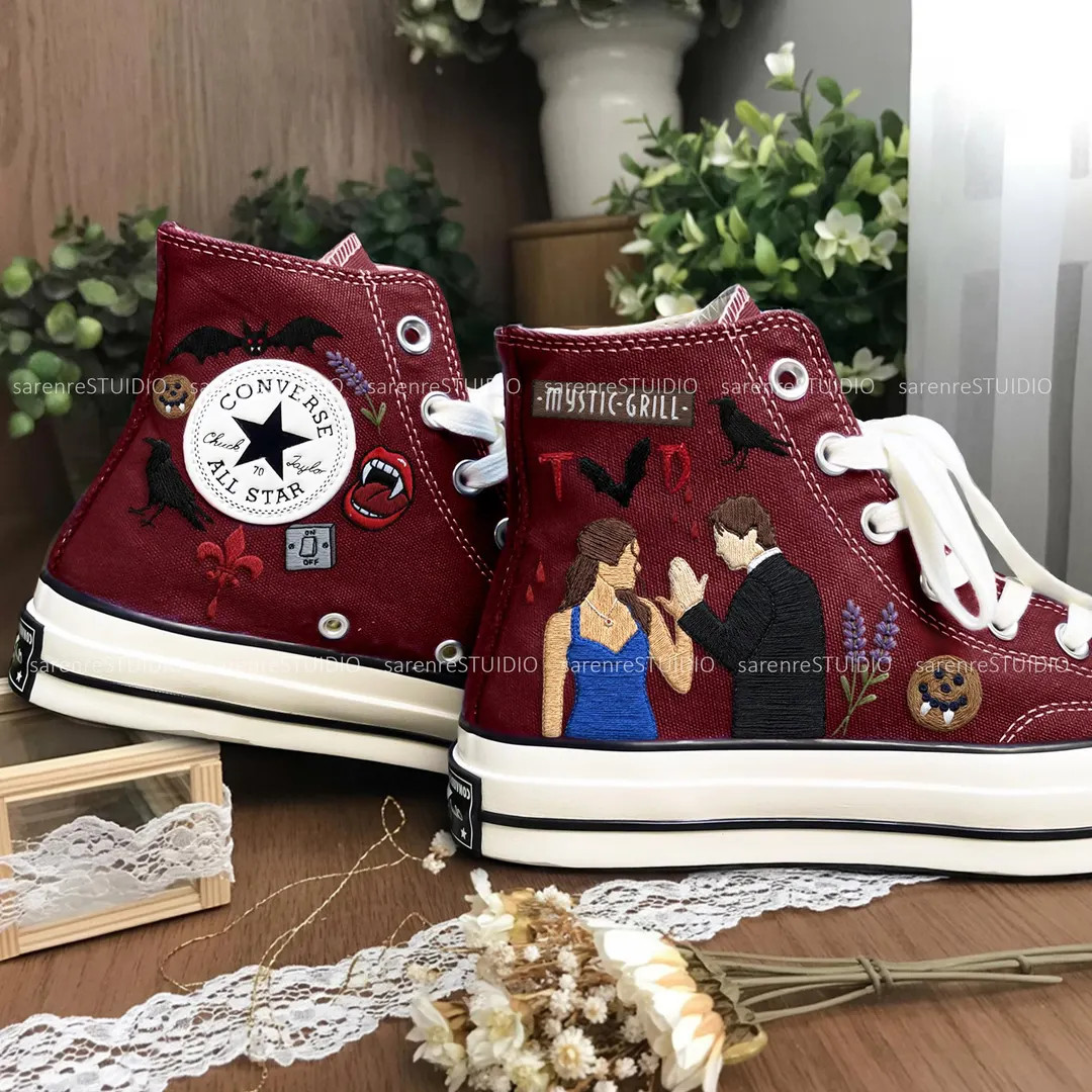 Vampir Stickerei Sneakers, Benutzerdefinierte Turnschuhe der Serie, Mystic Grill Street / TVD Hit... | Etsy (US)
