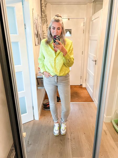 Outfits of the week

A chartreuse or lime green (or is it neon yellow?) satin blouse (Shoeby) paired with grey straight stretch jeans from Marks and Spencers and Nike air max sneakers. 



#LTKstyletip #LTKeurope #LTKworkwear