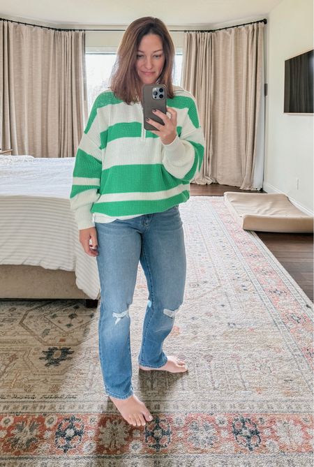 I’ve been on the hunt for good jeans that I love and these are dang good! 👖They fit true to size. Love the sweater too but size down! I’m wearing XS. #jeans #greatjeans #momoutfit 