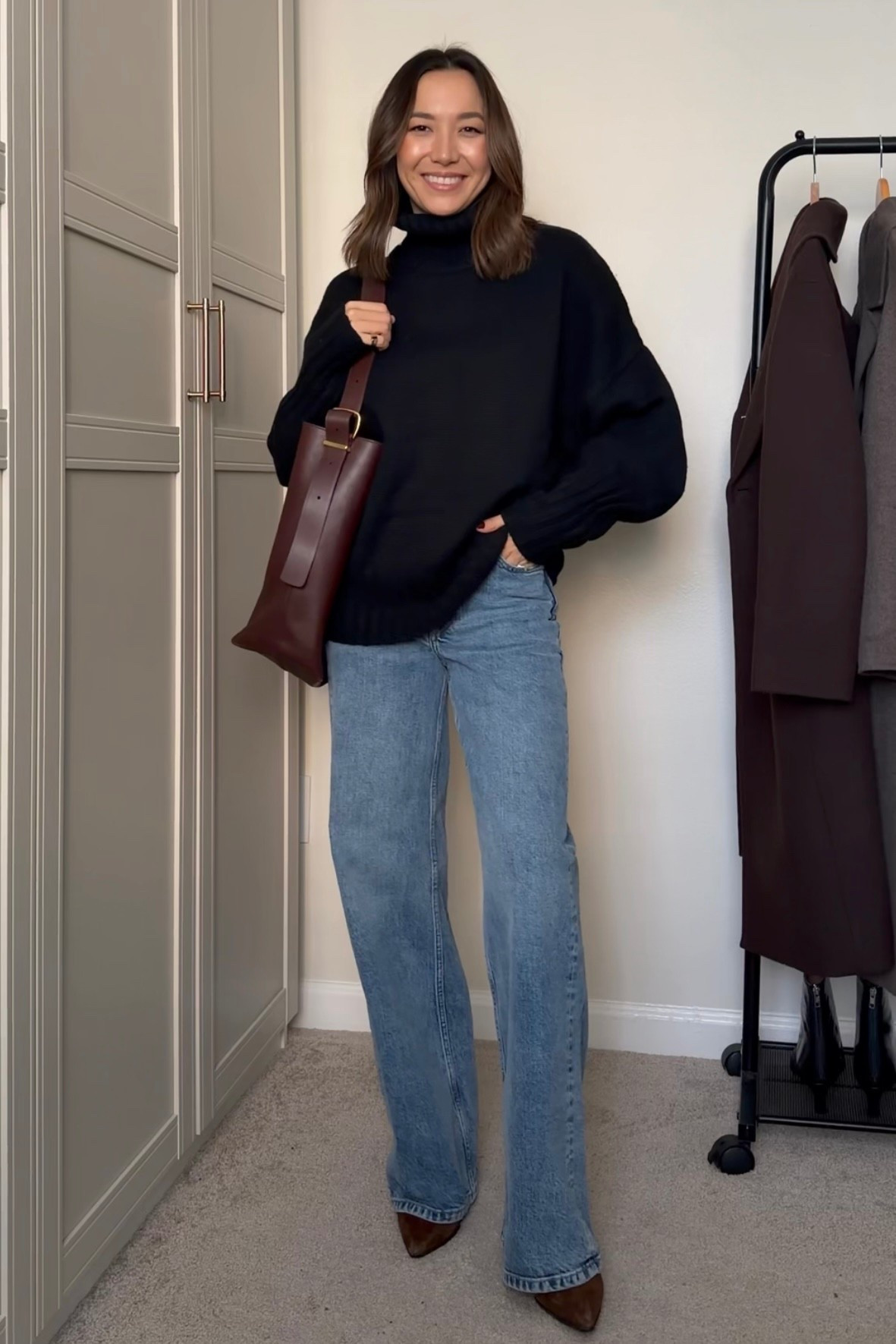 Classic & elevated outfit with jeans 

Br turtleneck 
Wide leg jeans — size 25 
Jcrew booties 
Madewell the bucket tote 

#LTKootd
