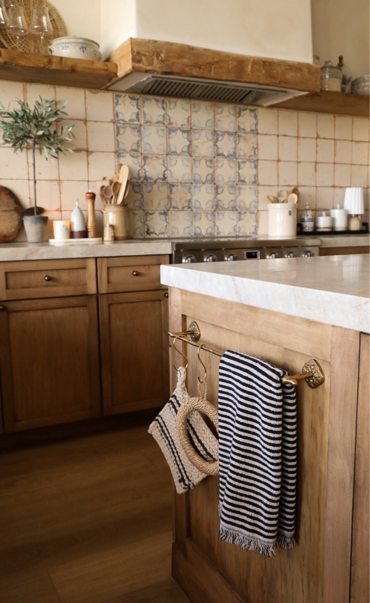 A simple utensil rail was the “jewelry” this kitchen was needing! 🤌🏻 #utensilrail #kitchen #kitchendecor #ltkhome #homedecor #decor

#LTKHome