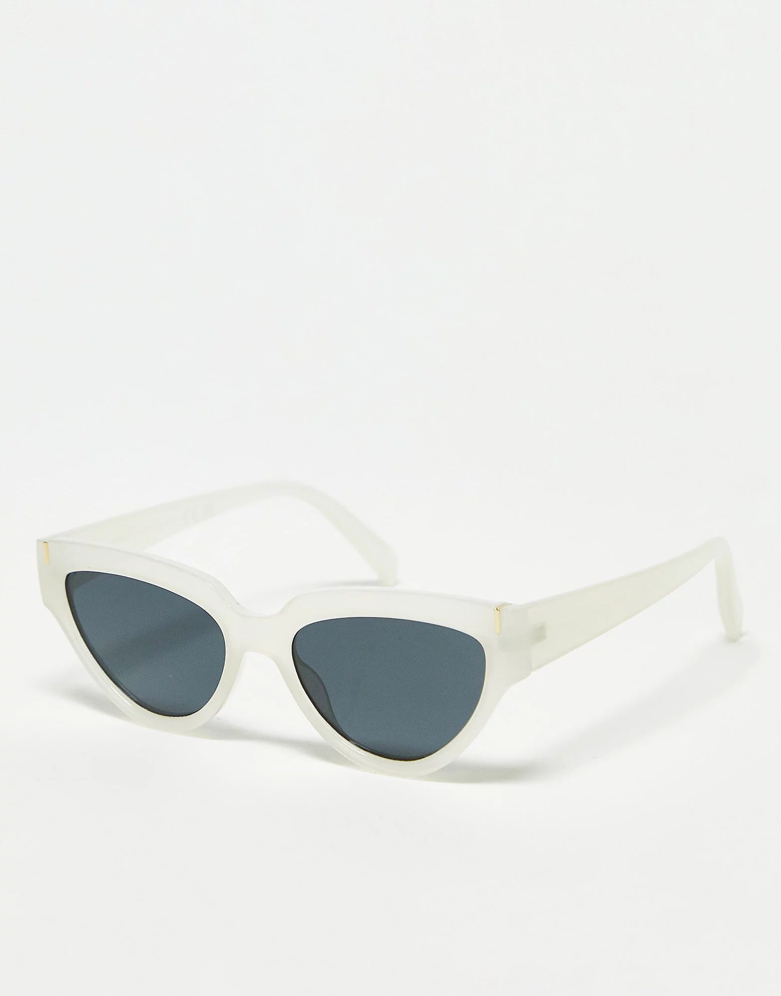 SVNX – Ausgestellte Cat-Eye-Sonnenbrille in milchigem Weiß | ASOS (Global)