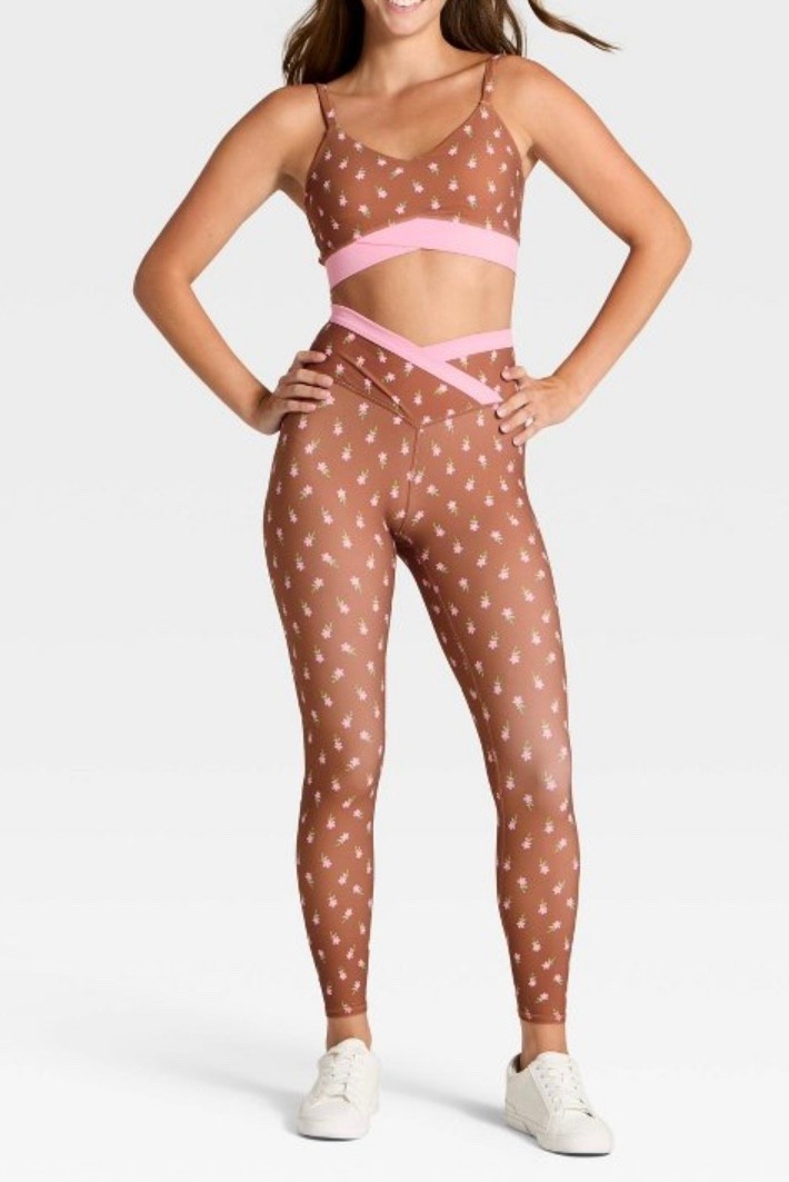 Okkkkk cutie 🤎🩷

I mean the polka dots, the chocolate brown, the color combo, I’m so obsessed! And she’s on sale

Fitness, athletic gear, athleisure, workout set, matching set, active wear, gym clothes, sale, cyber Monday, mom style, over 40, Christmas



#LTKSaleAlert #LTKfitnessgoals #LTKCyberWeek