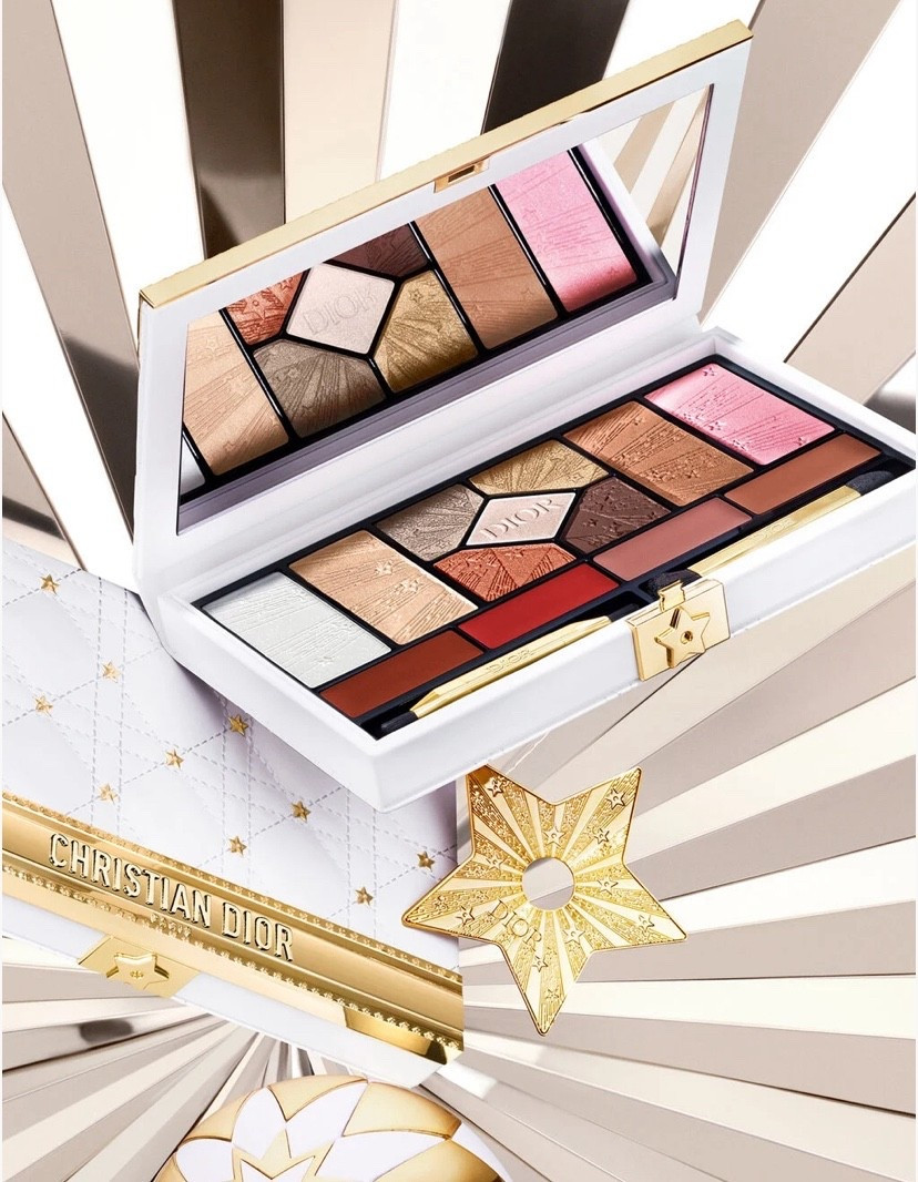 𝐃𝐢𝐨𝐫 𝐢𝐬 𝐜𝐞𝐥𝐞𝐛𝐫𝐚𝐭𝐢𝐧𝐠 𝐭𝐡𝐞 𝐡𝐨𝐥𝐢𝐝𝐚𝐲 𝐬𝐞𝐚𝐬𝐨𝐧 𝐰𝐢𝐭𝐡 𝐚 𝐥𝐢𝐦𝐢𝐭𝐞𝐝-𝐞𝐝𝐢𝐭𝐢𝐨𝐧 𝐚𝐥𝐥-𝐢𝐧-𝐨𝐧𝐞 𝐦𝐚𝐤𝐞𝐮𝐩 𝐩𝐚𝐥𝐞𝐭𝐭𝐞. 𝐓𝐡𝐞 𝐩𝐚𝐥𝐞𝐭𝐭𝐞 𝐜𝐚𝐬𝐞 𝐚𝐧𝐝 𝐩𝐨𝐰𝐝𝐞𝐫𝐬 𝐚𝐫𝐞 𝐝𝐞𝐜𝐨𝐫𝐚𝐭𝐞𝐝 𝐰𝐢𝐭𝐡 𝐚 𝐠𝐨𝐥𝐝 𝐬𝐭𝐚𝐫-𝐬𝐭𝐮𝐝𝐝𝐞𝐝 𝐜𝐚𝐧𝐧𝐚𝐠𝐞 𝐩𝐚𝐭𝐭𝐞𝐫𝐧 𝐚𝐧𝐝 𝐂𝐡𝐫𝐢𝐬𝐭𝐢𝐚𝐧 𝐃𝐢𝐨𝐫 𝐏𝐚𝐫𝐢𝐬 𝐬𝐢𝐠𝐧𝐚𝐭𝐮𝐫𝐞 𝐜𝐫𝐞𝐚𝐭𝐞𝐝 𝐛𝐲 𝐏𝐢𝐞𝐭𝐫𝐨 𝐑𝐮𝐟𝐟𝐨. 𝐓𝐡𝐞 𝐩𝐚𝐥𝐞𝐭𝐭𝐞'𝐬 𝐠𝐨𝐥𝐝𝐞𝐧 𝐜𝐥𝐚𝐬𝐩 𝐨𝐩𝐞𝐧𝐬 𝐭𝐨 𝐫𝐞𝐯𝐞𝐚𝐥 𝐚 𝐬𝐞𝐥𝐞𝐜𝐭𝐢𝐨𝐧 𝐨𝐟 𝐬𝐡𝐚𝐝𝐞𝐬 𝐚𝐝𝐨𝐫𝐧𝐞𝐝 𝐰𝐢𝐭𝐡 𝐚 𝐬𝐭𝐚𝐫 𝐦𝐨𝐭𝐢𝐟 𝐢𝐧𝐬𝐩𝐢𝐫𝐞𝐝 𝐛𝐲 𝐭𝐡𝐞 𝐜𝐢𝐫𝐜𝐮𝐬 𝐰𝐨𝐫𝐥𝐝 𝐂𝐡𝐫𝐢𝐬𝐭𝐢𝐚𝐧 𝐃𝐢𝐨𝐫 𝐡𝐞𝐥𝐝 𝐬𝐨 𝐝𝐞𝐚𝐫💫

#LTKgrwm #LTKU #LTKBeauty