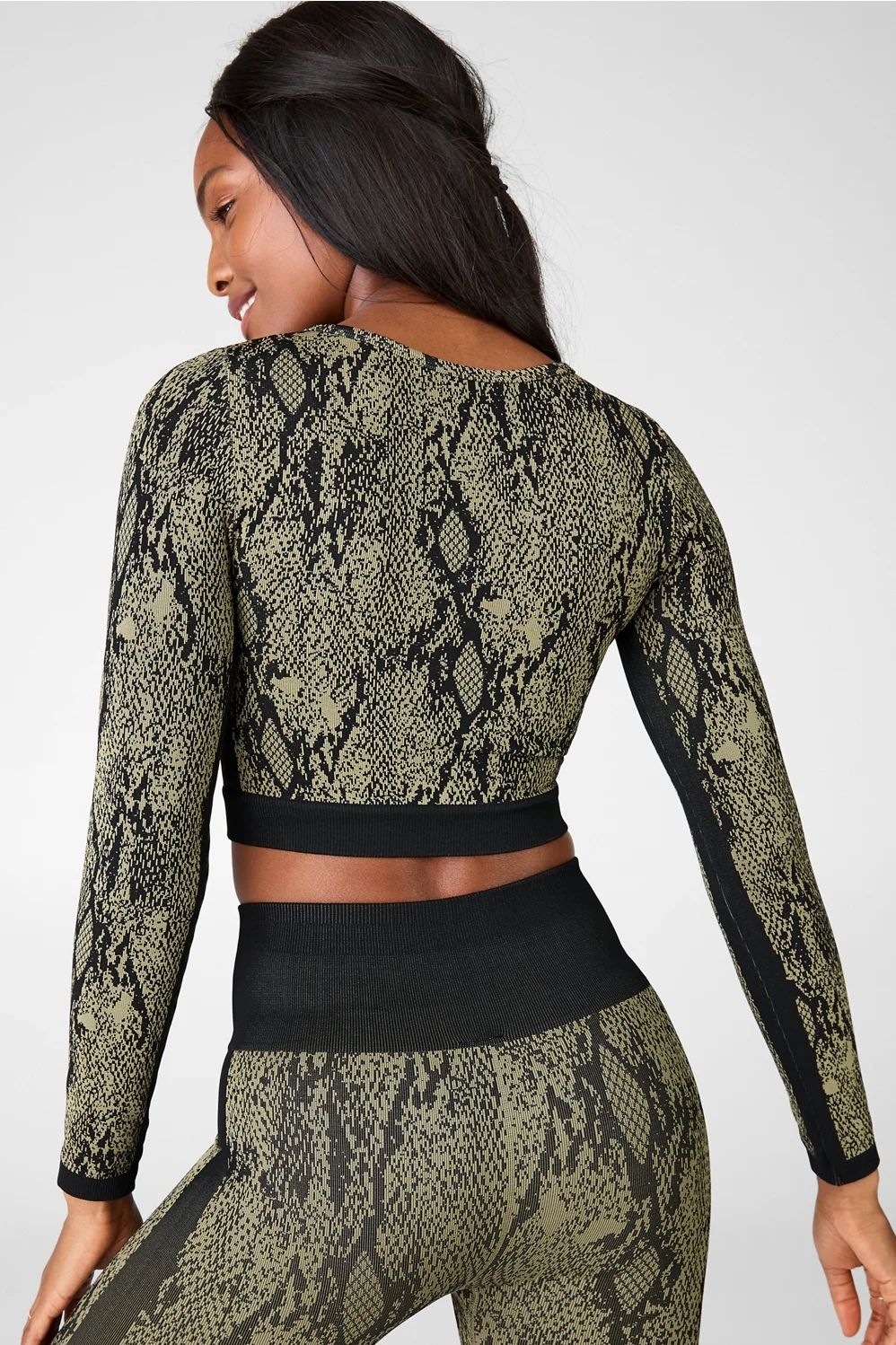 Take your workout look to the next level with this fierce top, featuring a jacquard snake print i... | Fabletics
