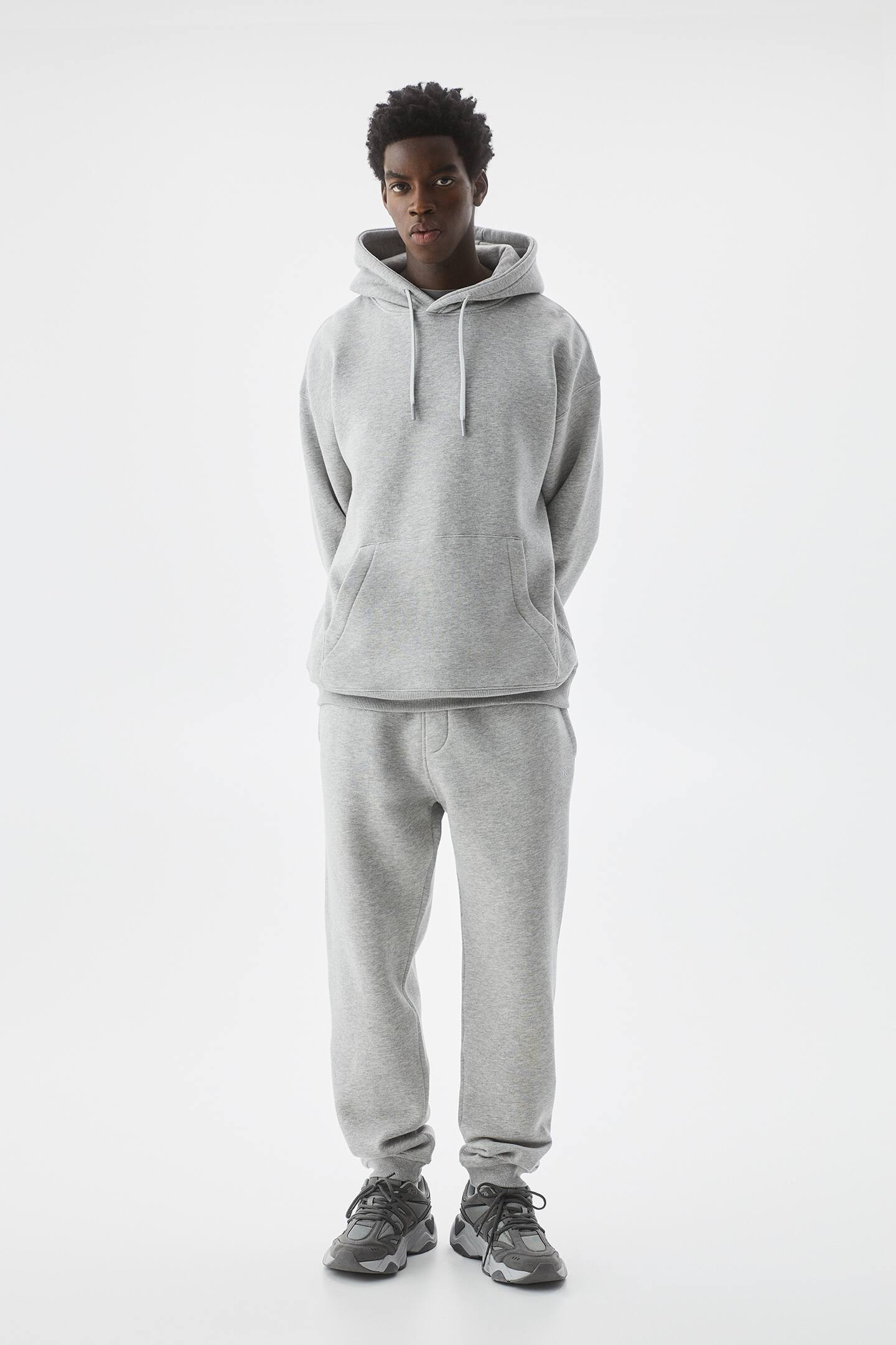 Basic-Trainingsanzug mit Kapuze | PULL and BEAR DE