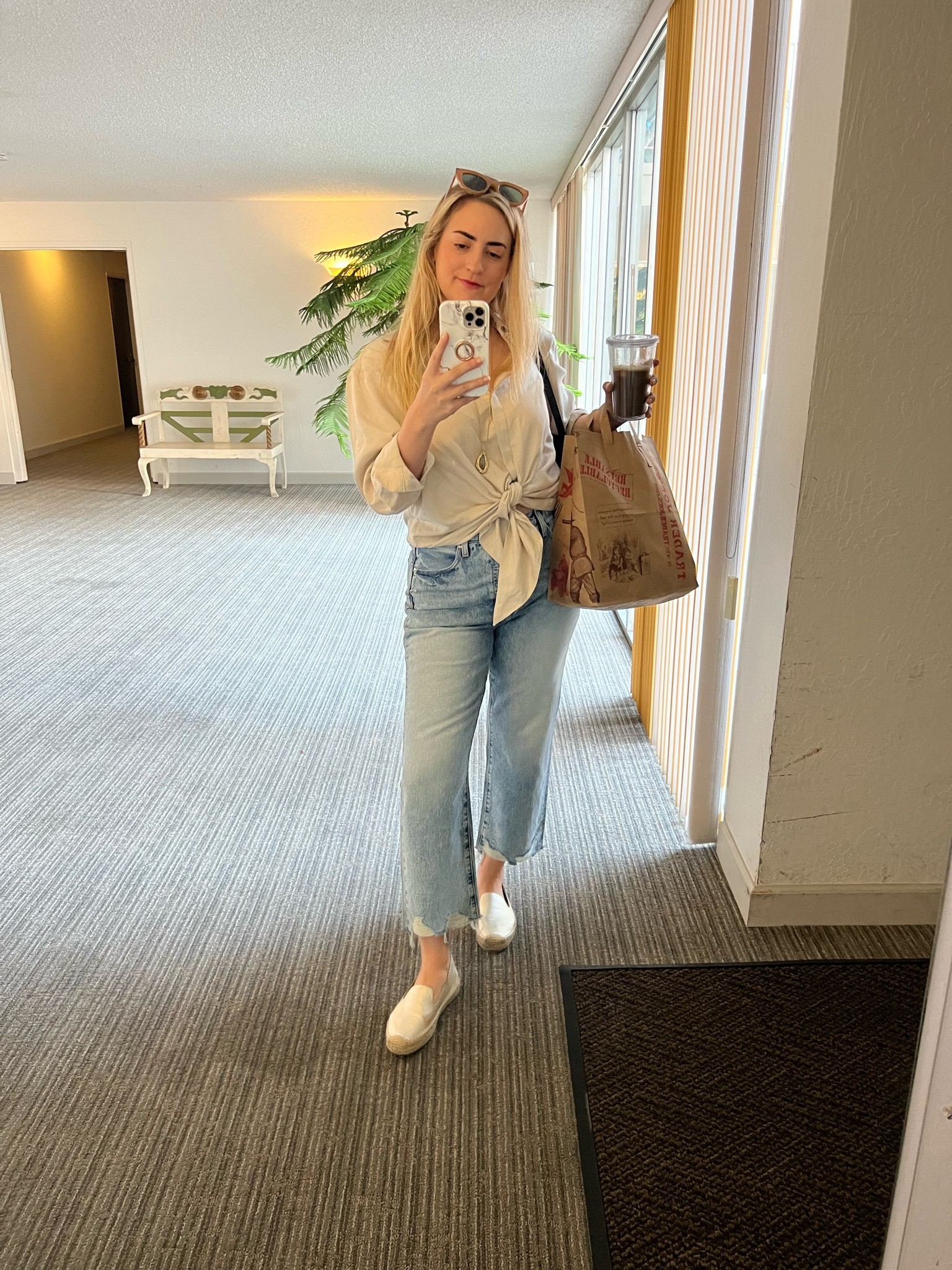 Casual fall ootd | denim | jeans | linen top | neutral style 