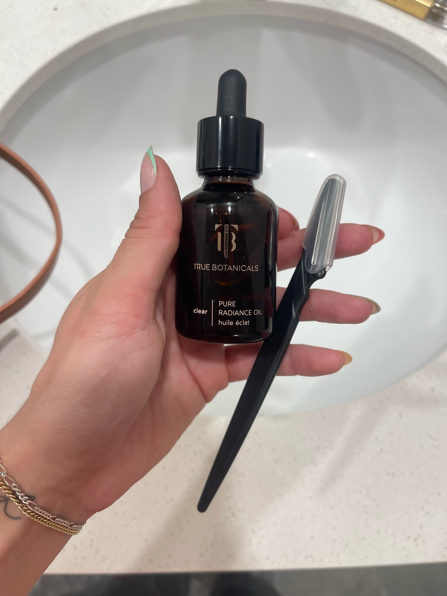 True botanicals pure radiance oil really helps my sensitive skin when dermaplaning 🌿
#skincare #dermaplaning #truebotanicals

#LTKFind #LTKbeauty