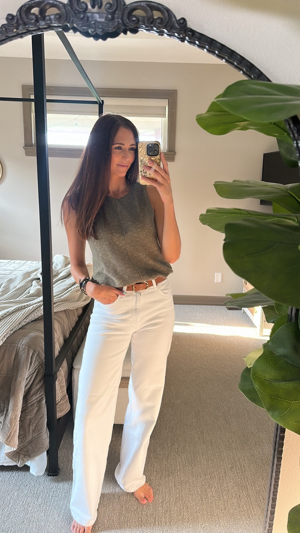 White high waisted jeans
Sleeveless sweater
Leather belt
Woven flats
