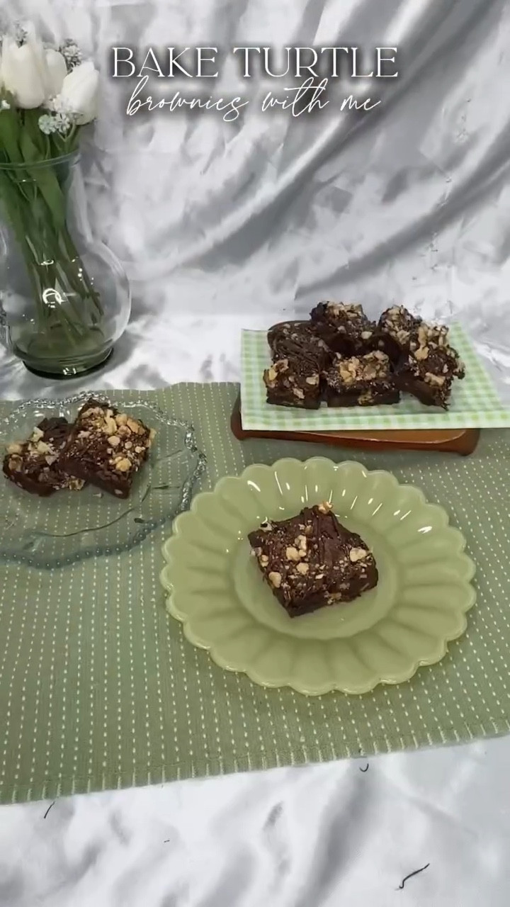 Sometimes you just need an over indulgent fudge brownie to satisfy your sweet tooth!
.
There is no actual recipe other than adding walnuts and chocolate chips to the batter before baking. Letting the brownies cool before topping with melted chocolate, store bought caramel sauce and more crushed walnuts. Let everything set in the fridge for 10 minutes before enjoying with a glass of milk.
.
#brownies #turtlebrownies #recipe #chocolatedesserts #bakingrecipe