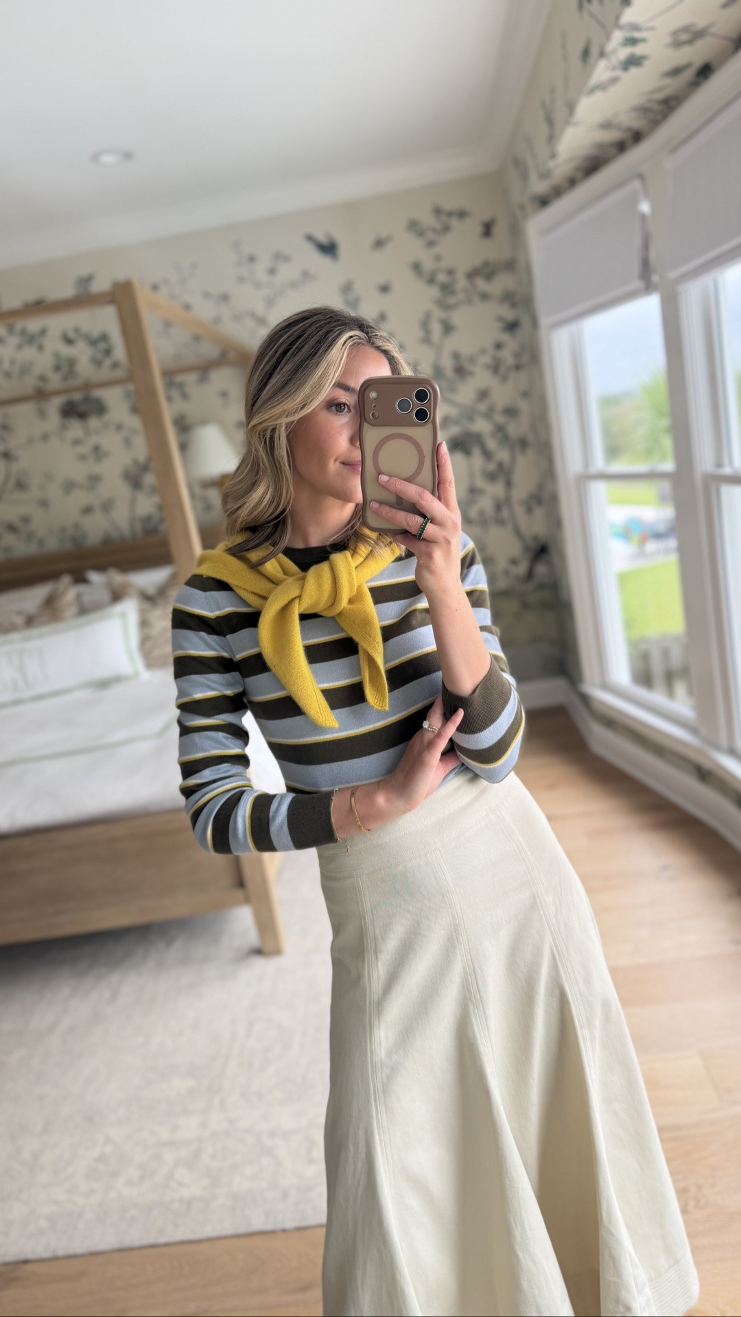 a little @Tuckernuck fall wardrobe edit 🤎 their cashmere is always a favorite of mine, paired with really good denim, staple bottoms + shoes that all mix and match so easily. pieces you can wear a million different ways all season long!

SIZING: wearing a 26 in the denim + small in everything else. the Levi’s are a little roomy in the waist on me, but i’d still stick with my normal size. i could have sized down to an XS in the cropped trench. shoes run TTS for me! #TuckernuckPartner