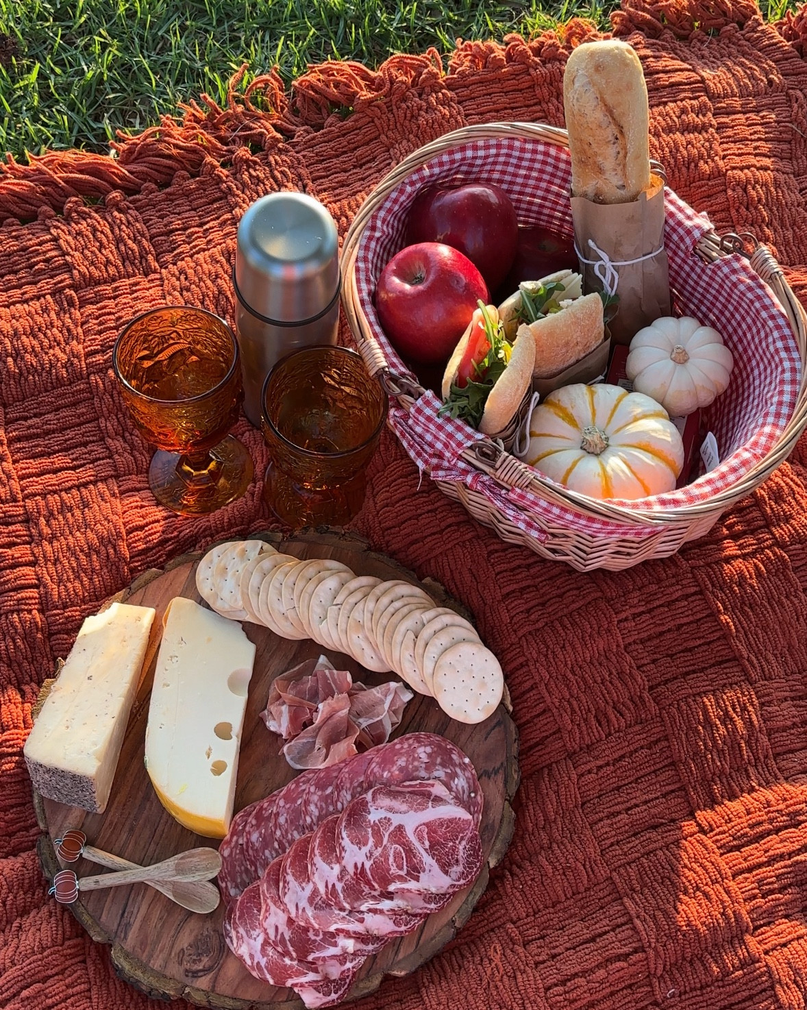 THE CUTEST FALL PICNIC ESSENTIALS🥹🍁


fall picnic
pumpkin decor
fall hobbies
fall picnic 
autumn picnic 
fall charcuterie board 
picnic basket 

#LTKFallSale #LTKHome #LTKSeasonal