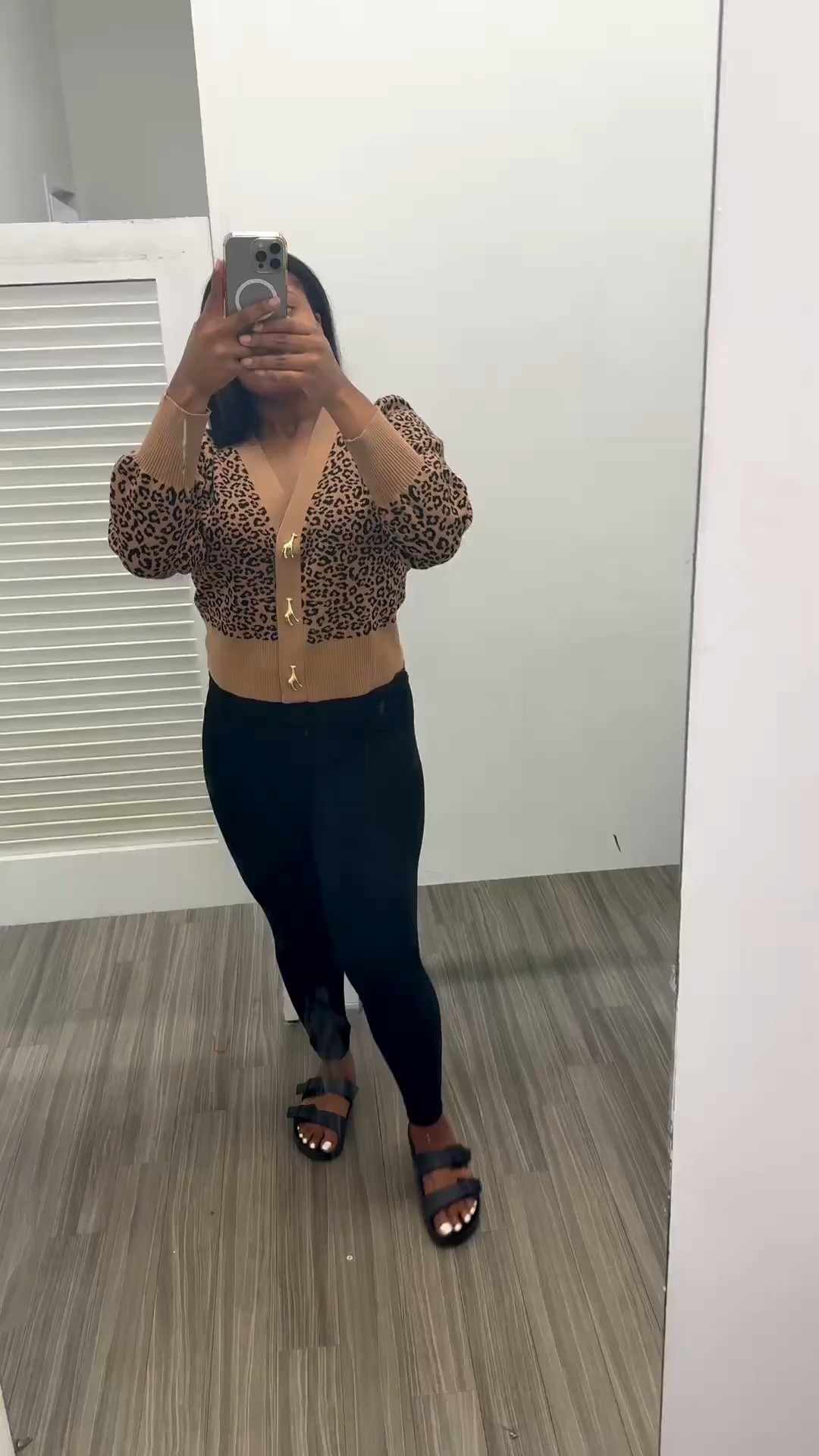 Cozy but make it bold 🐆 wearing the Crown & Ivy Animal Print Cardigan — perfect for everyday layering.
Sz-medium 

#LTKFindsUnder50 #LTKgrwm #LTKootd