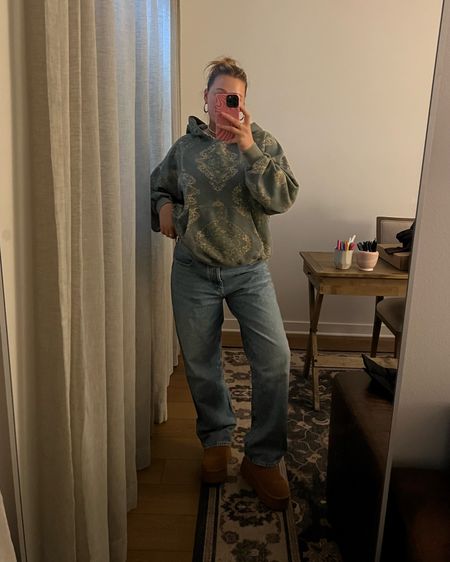 Free people sweatshirt size S it runs oversized I size down, jeans tts 30 for a super baggy low rise fit. You could size down for a more snug fit at the hips I’m a pretty true 30 right now and I think the 29 would fit great also. Platforms uggs are amazon lookalikes! 