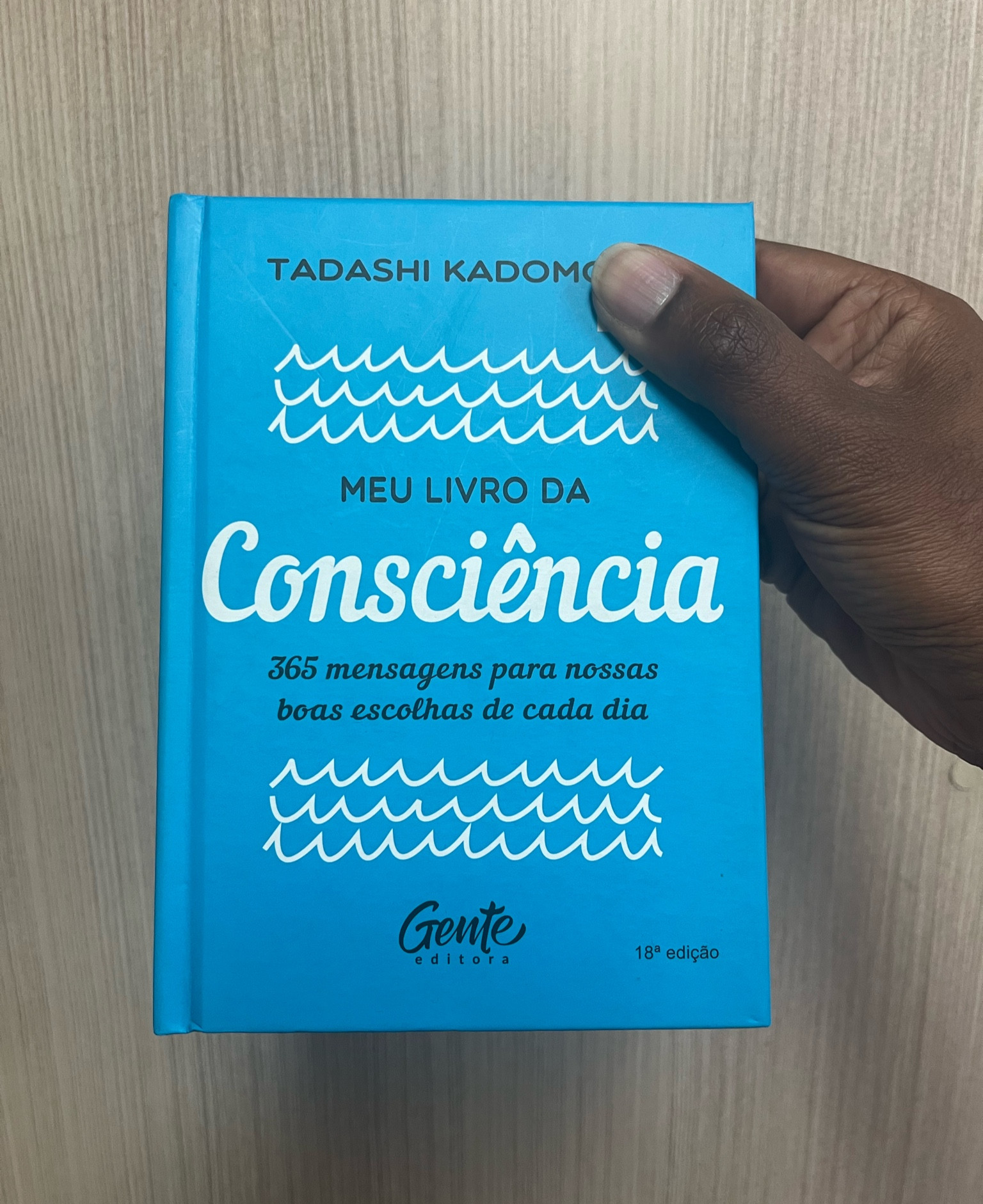 Livro de reflexão diária! Eu tenho em PDF e já queria muito o físico. Esse livro te dá motivações diárias e reflexões que mudam o seu dia. 